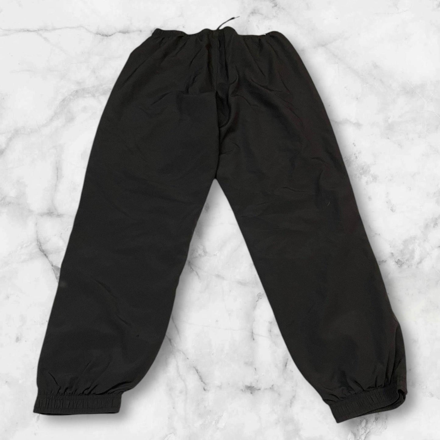 Entdecke unsere Vintage Track Pants von Nike und anderen Marken, erhältlich bei Valuxery.de - Dein Shop für trendige Vintage - Kleidung. Unsere Track Pants sind aus hochwertigen Materialien und