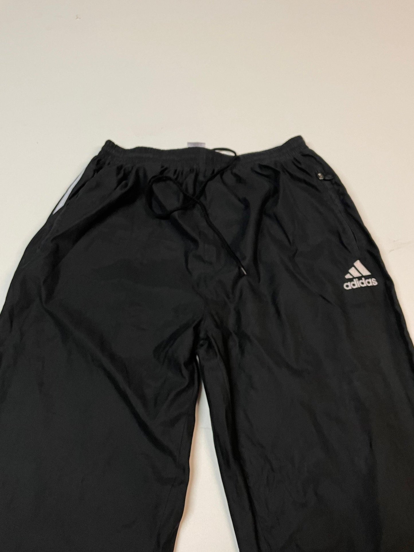 Entdecke unsere Vintage Track Pants von Nike und anderen Marken, erhältlich bei Valuxery.de - Dein Shop für trendige Vintage - Kleidung. Unsere Track Pants sind aus hochwertigen Materialien und