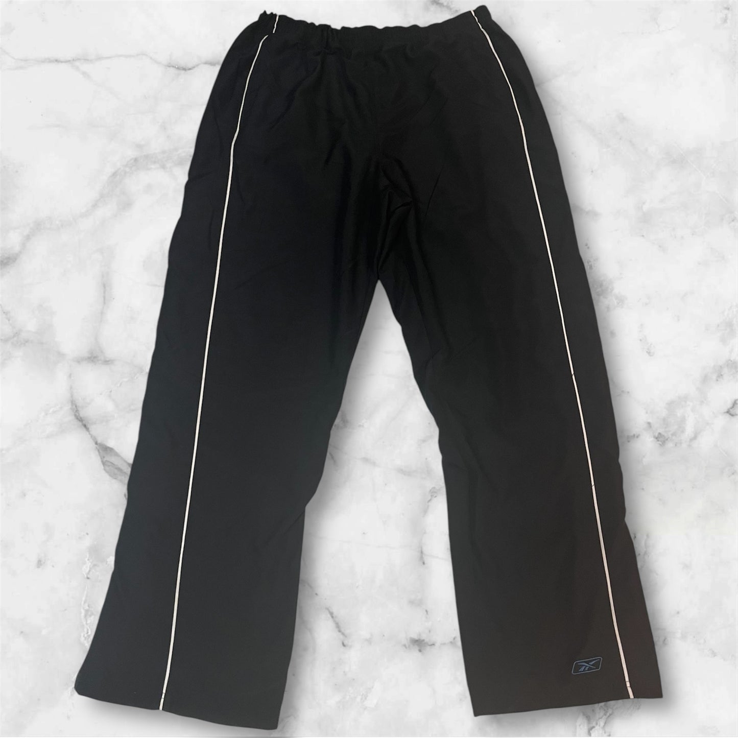 Entdecke unsere Vintage Track Pants von Nike und anderen Marken, erhältlich bei Valuxery.de - Dein Shop für trendige Vintage - Kleidung. Unsere Track Pants sind aus hochwertigen Materialien und