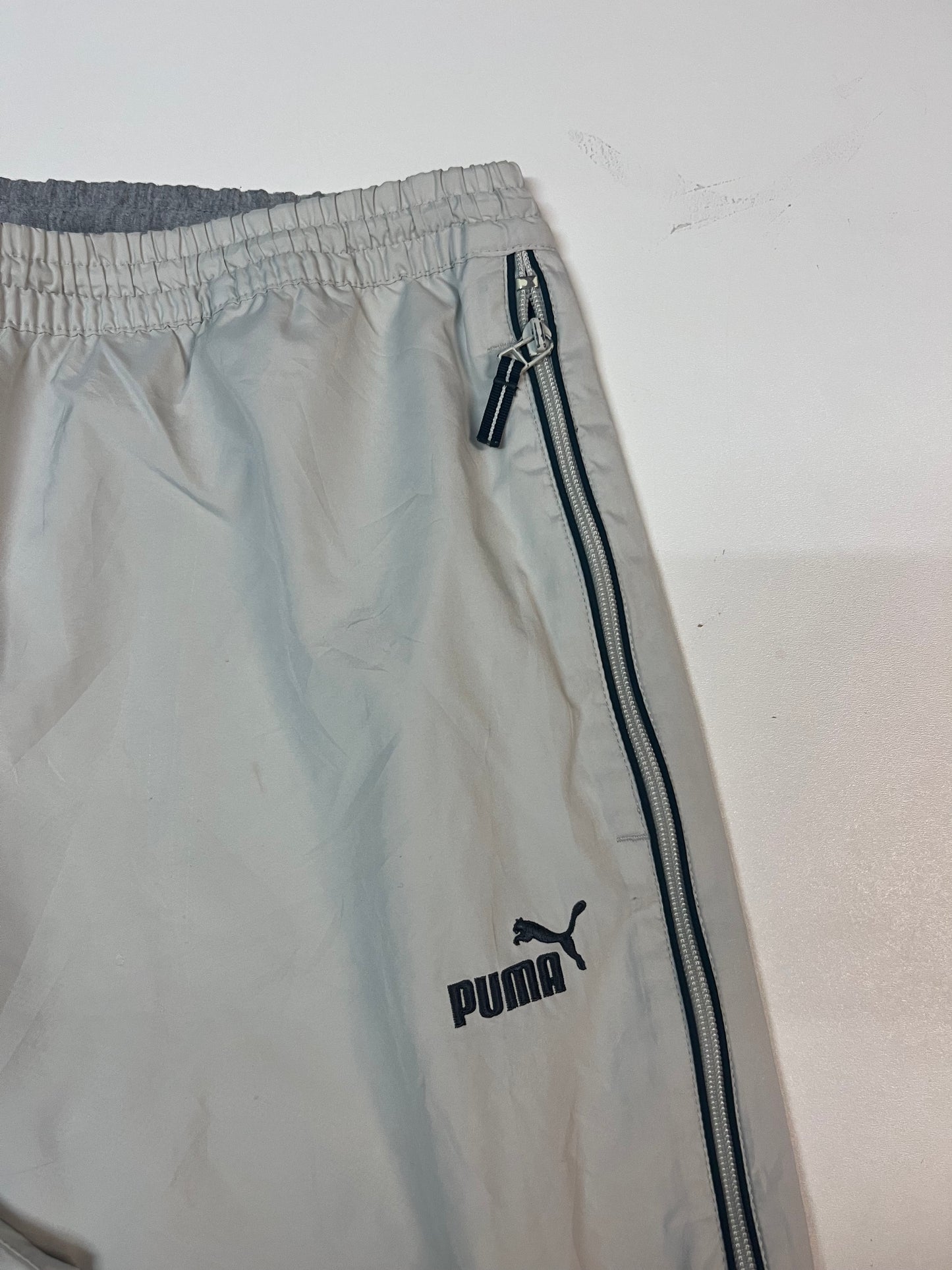 Entdecke unsere Vintage Track Pants von Nike und anderen Marken, erhältlich bei Valuxery.de - Dein Shop für trendige Vintage - Kleidung. Unsere Track Pants sind aus hochwertigen Materialien und