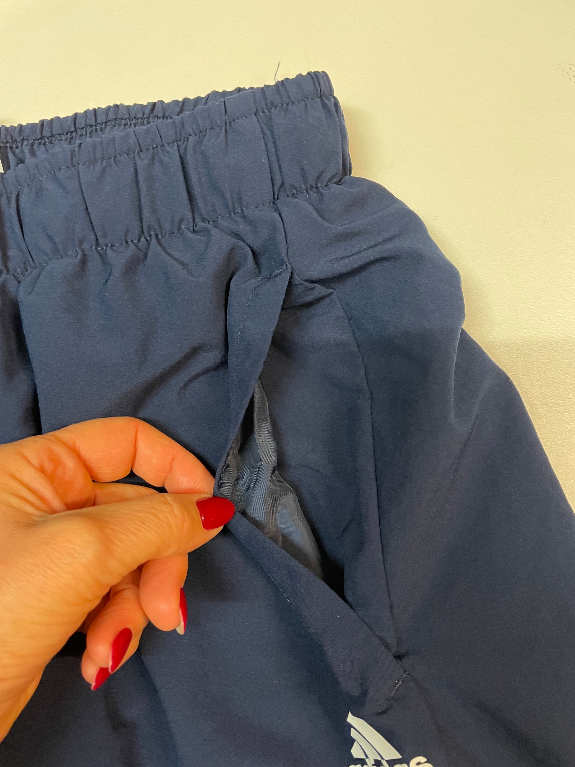 Entdecke unsere Vintage Track Pants von Nike und anderen Marken, erhältlich bei Valuxery.de - Dein Shop für trendige Vintage - Kleidung. Unsere Track Pants sind aus hochwertigen Materialien und