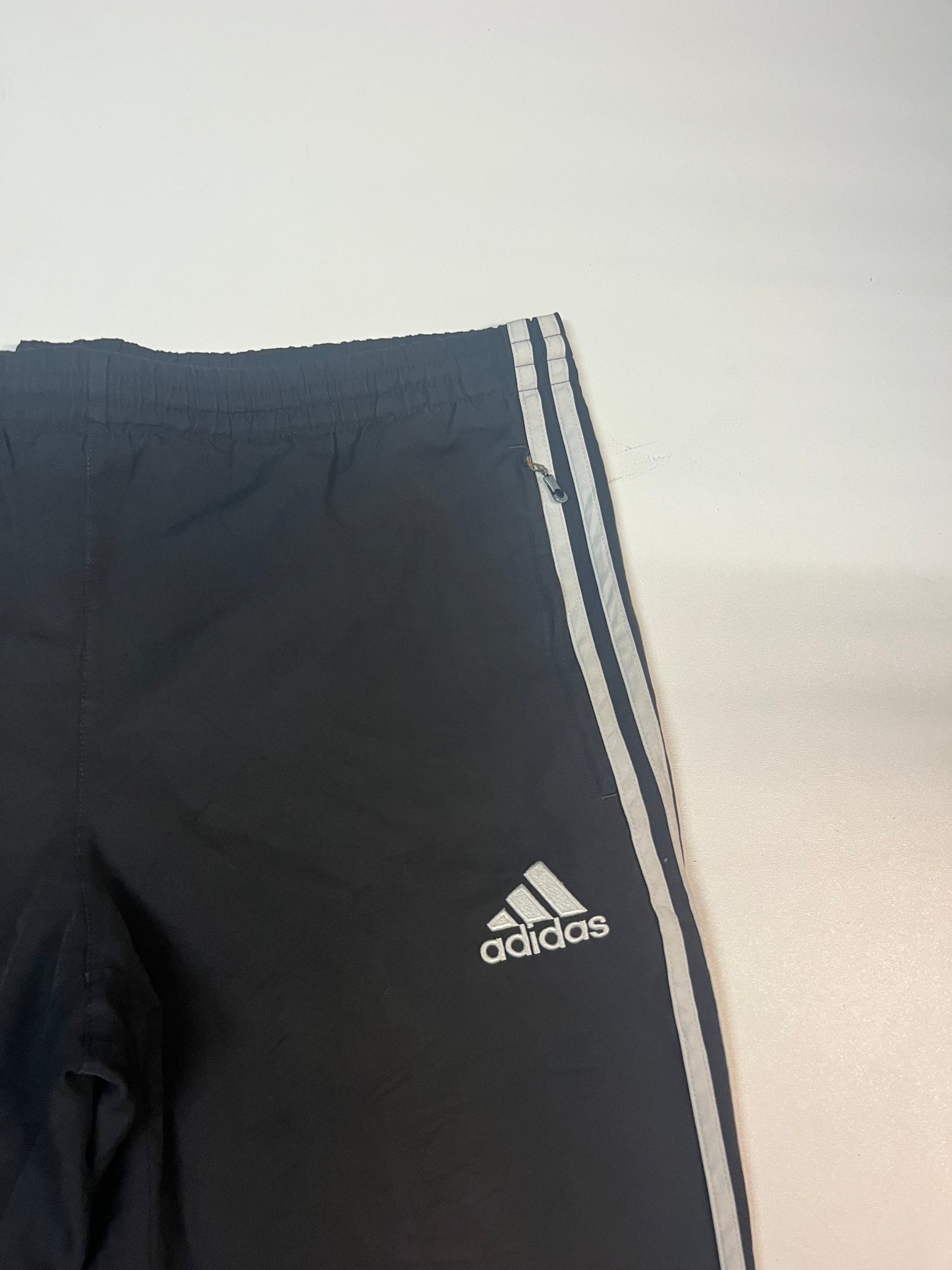 Entdecke unsere Vintage Track Pants von Nike und anderen Marken, erhältlich bei Valuxery.de - Dein Shop für trendige Vintage - Kleidung. Unsere Track Pants sind aus hochwertigen Materialien und