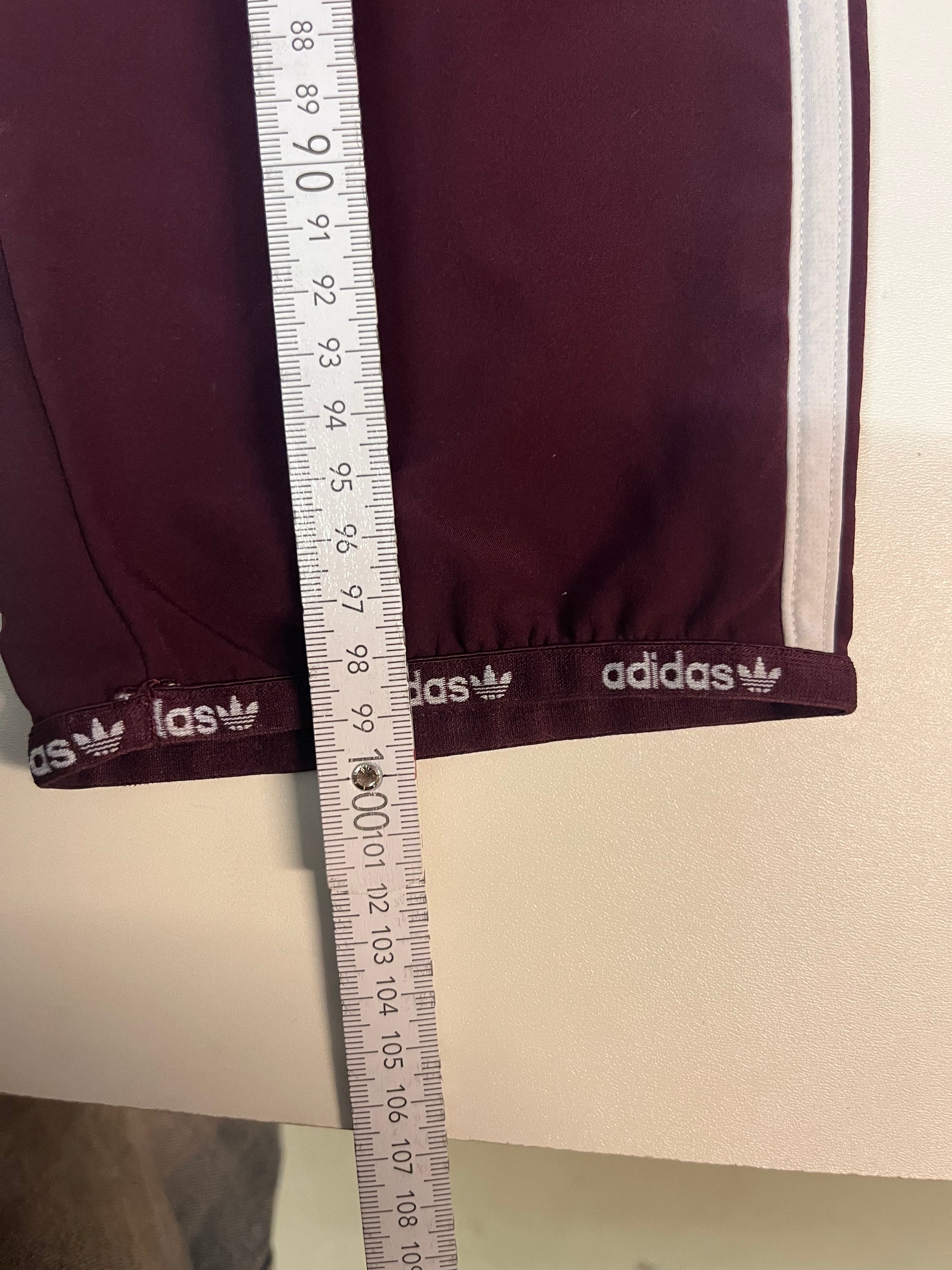 Entdecke unsere Vintage Track Pants von Nike und anderen Marken, erhältlich bei Valuxery.de - Dein Shop für trendige Vintage - Kleidung. Unsere Track Pants sind aus hochwertigen Materialien und