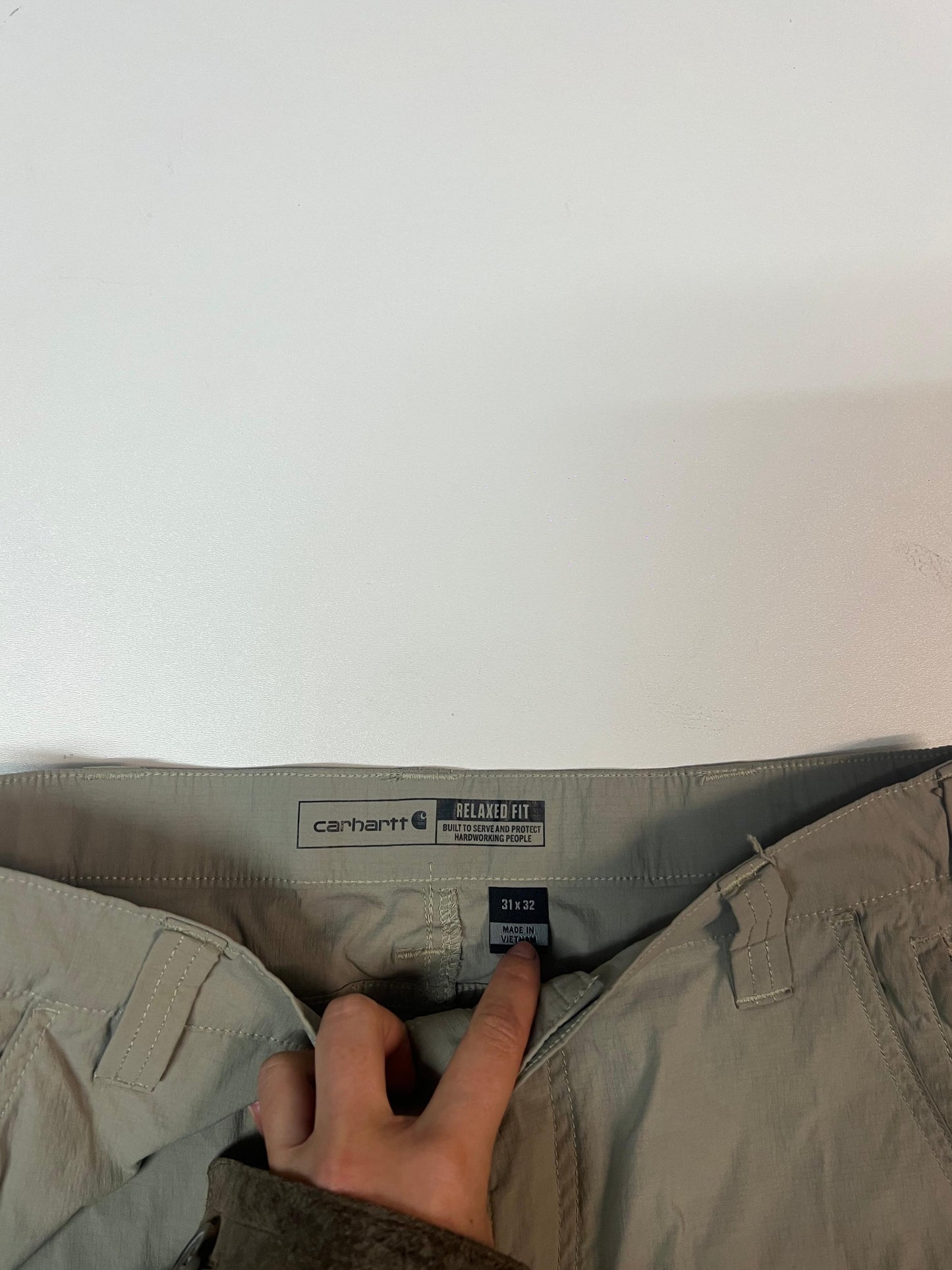 Entdecke unsere Vintage Track Pants von Nike und anderen Marken, erhältlich bei Valuxery.de - Dein Shop für trendige Vintage - Kleidung. Unsere Track Pants sind aus hochwertigen Materialien und