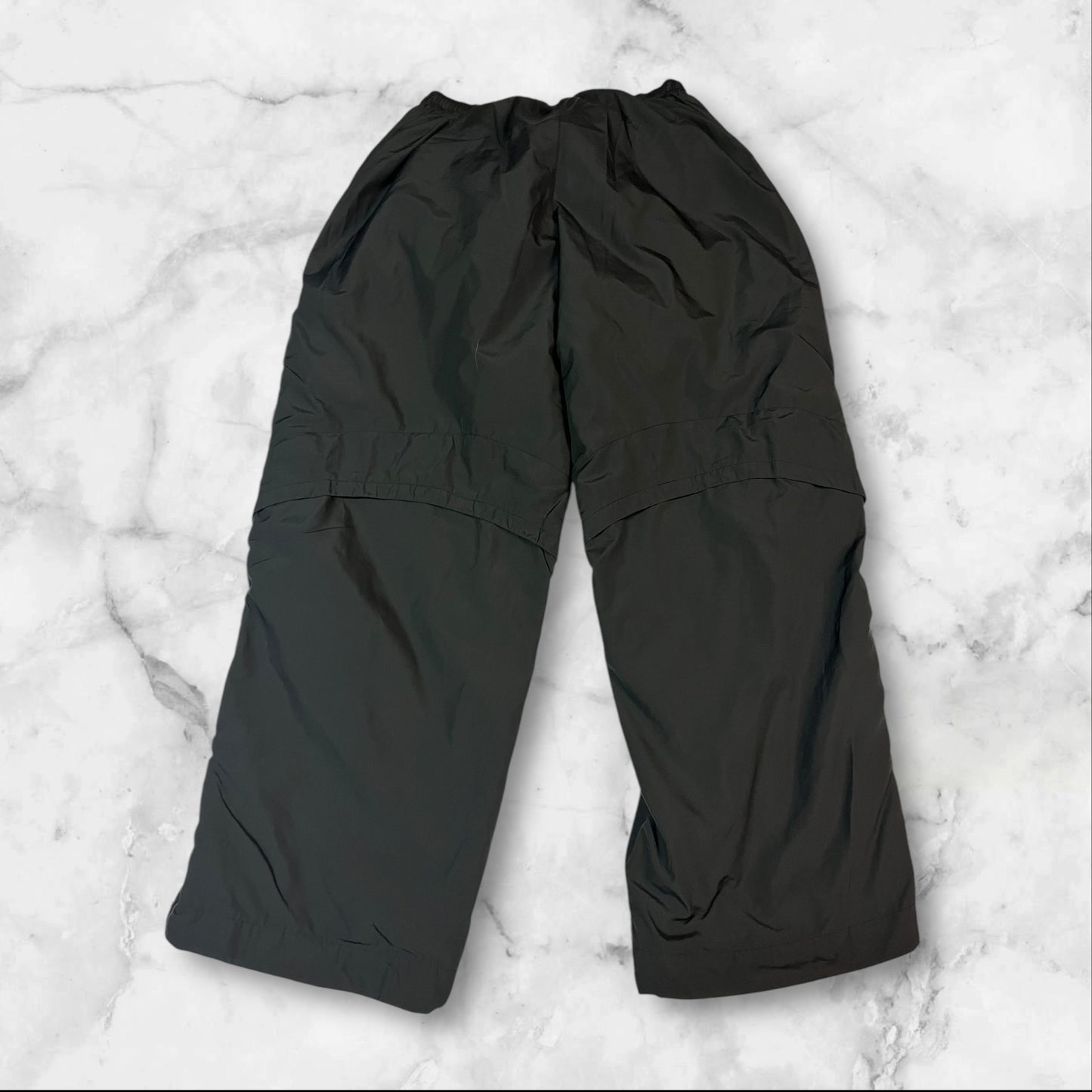 Entdecke unsere Vintage Track Pants von Nike und anderen Marken, erhältlich bei Valuxery.de - Dein Shop für trendige Vintage - Kleidung. Unsere Track Pants sind aus hochwertigen Materialien und