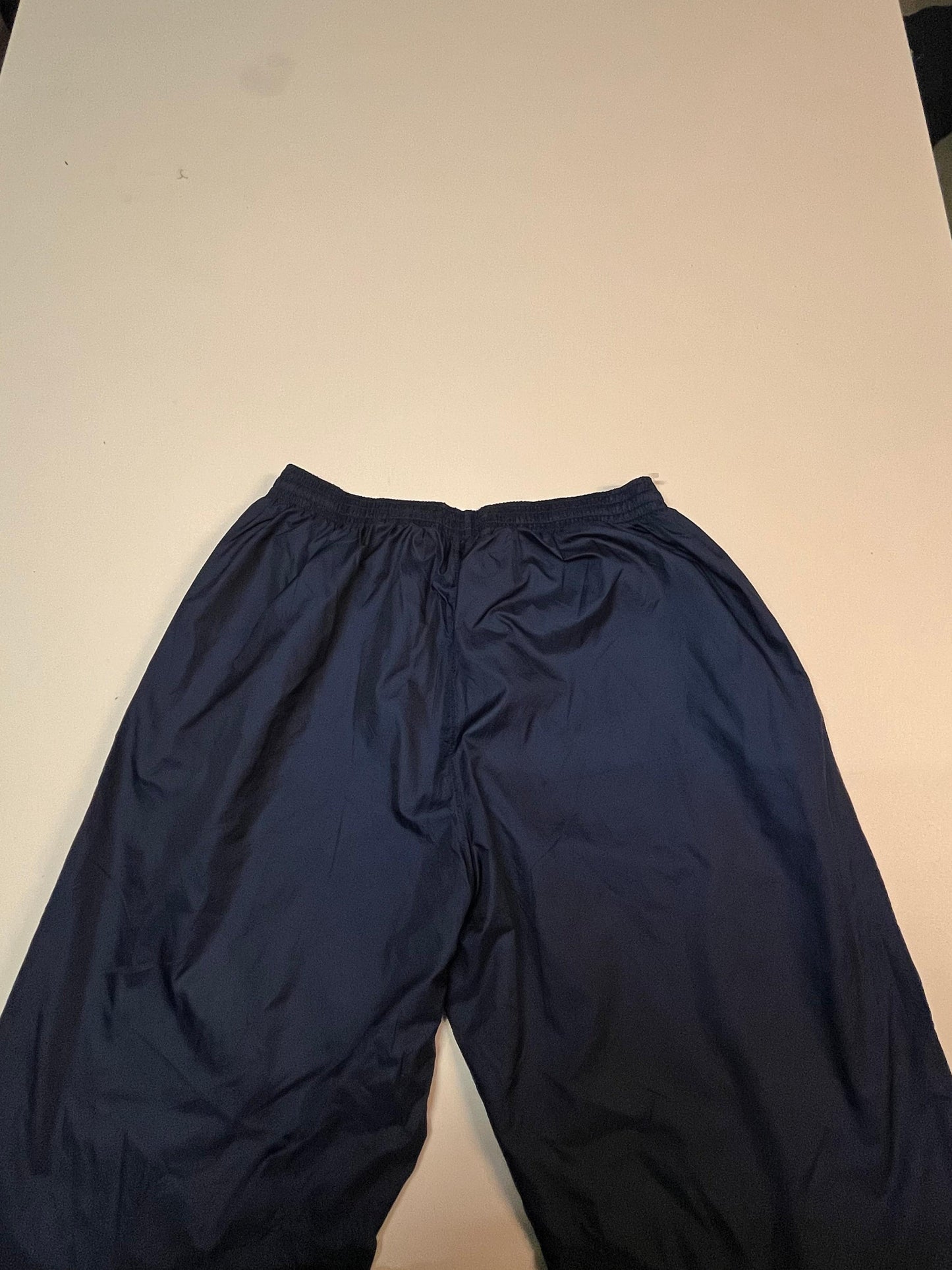 Entdecke unsere Vintage Track Pants von Nike und anderen Marken, erhältlich bei Valuxery.de - Dein Shop für trendige Vintage - Kleidung. Unsere Track Pants sind aus hochwertigen Materialien und