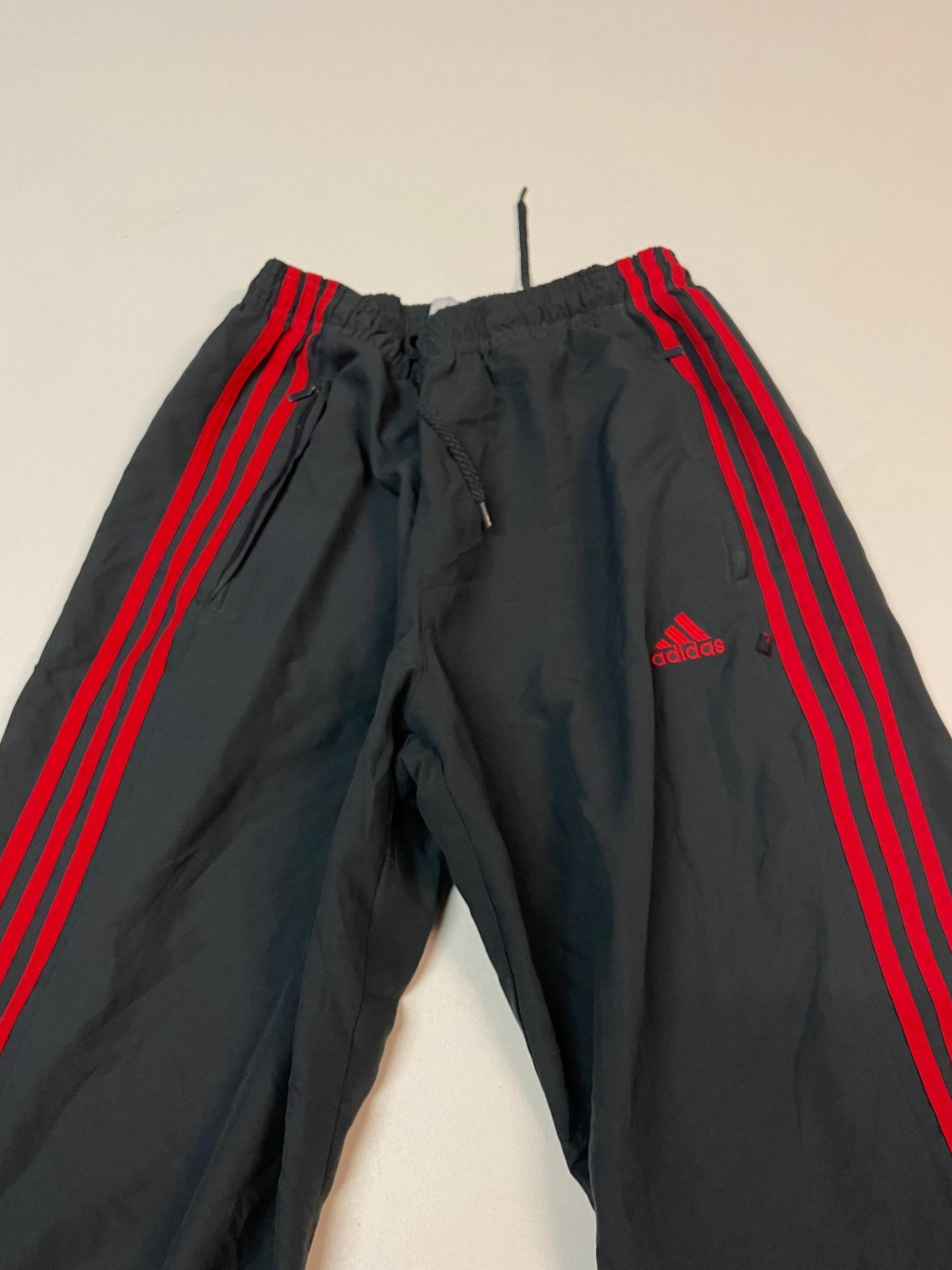 Entdecke unsere Vintage Track Pants von Nike und anderen Marken, erhältlich bei Valuxery.de - Dein Shop für trendige Vintage - Kleidung. Unsere Track Pants sind aus hochwertigen Materialien und