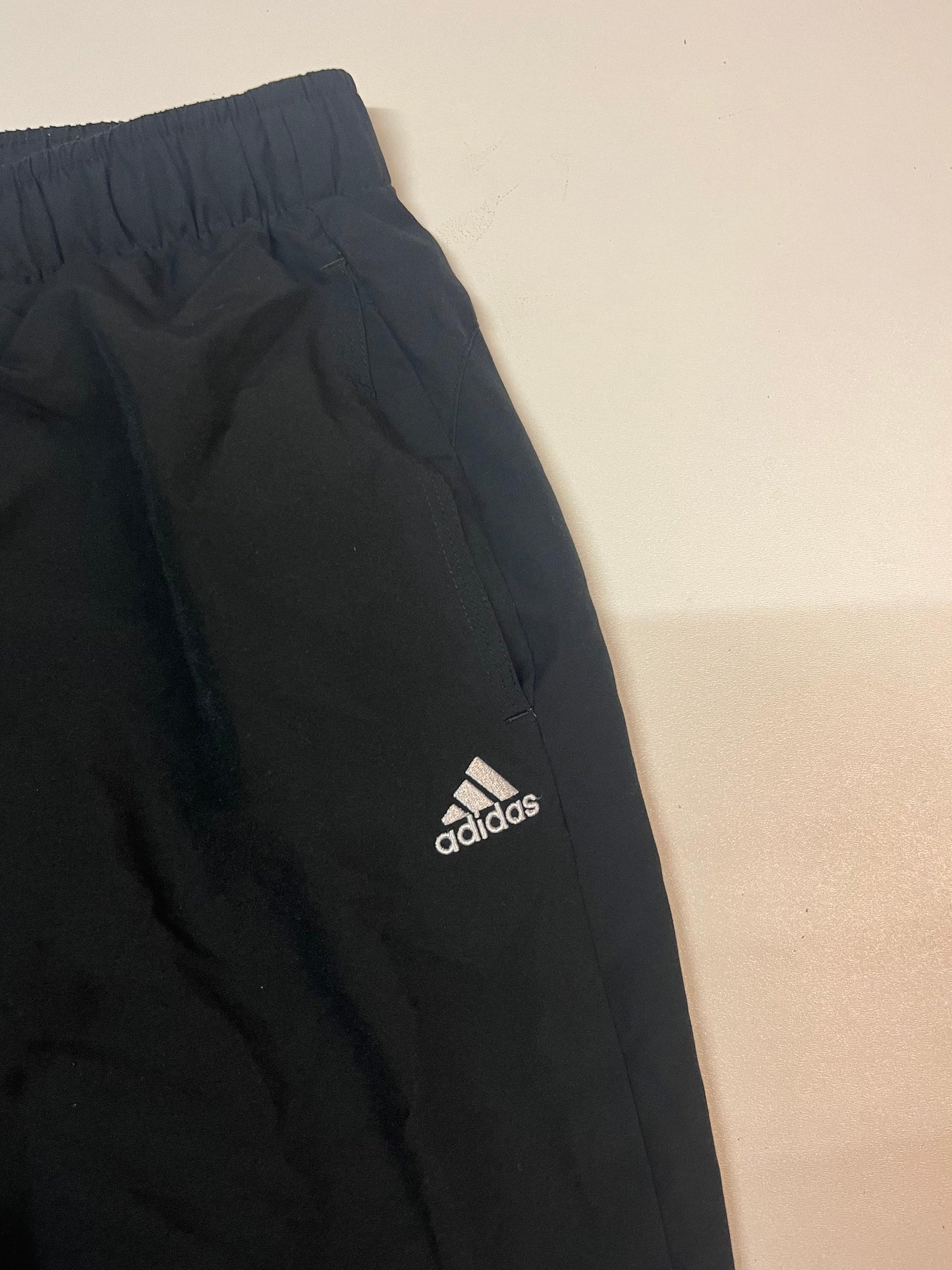 Entdecke unsere Vintage Track Pants von Nike und anderen Marken, erhältlich bei Valuxery.de - Dein Shop für trendige Vintage - Kleidung. Unsere Track Pants sind aus hochwertigen Materialien und