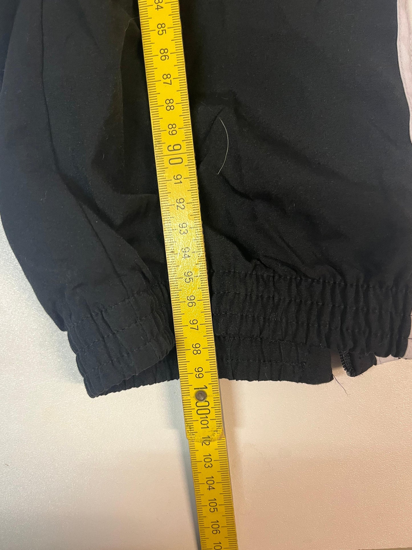 Entdecke unsere Vintage Track Pants von Nike und anderen Marken, erhältlich bei Valuxery.de - Dein Shop für trendige Vintage - Kleidung. Unsere Track Pants sind aus hochwertigen Materialien und