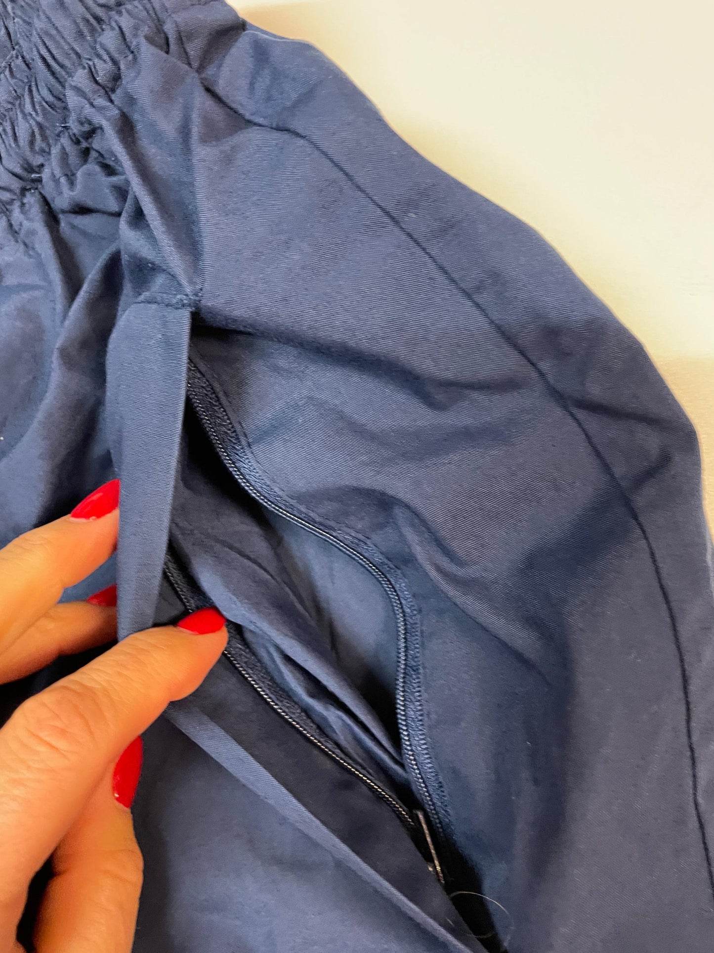 Entdecke unsere Vintage Track Pants von Nike und anderen Marken, erhältlich bei Valuxery.de - Dein Shop für trendige Vintage - Kleidung. Unsere Track Pants sind aus hochwertigen Materialien und