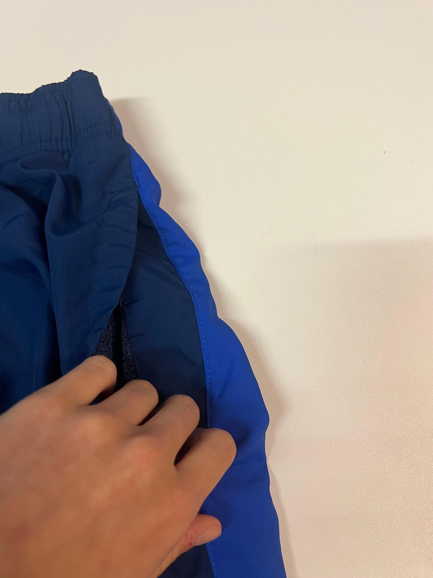 Entdecke unsere Vintage Track Pants von Nike und anderen Marken, erhältlich bei Valuxery.de - Dein Shop für trendige Vintage - Kleidung. Unsere Track Pants sind aus hochwertigen Materialien und