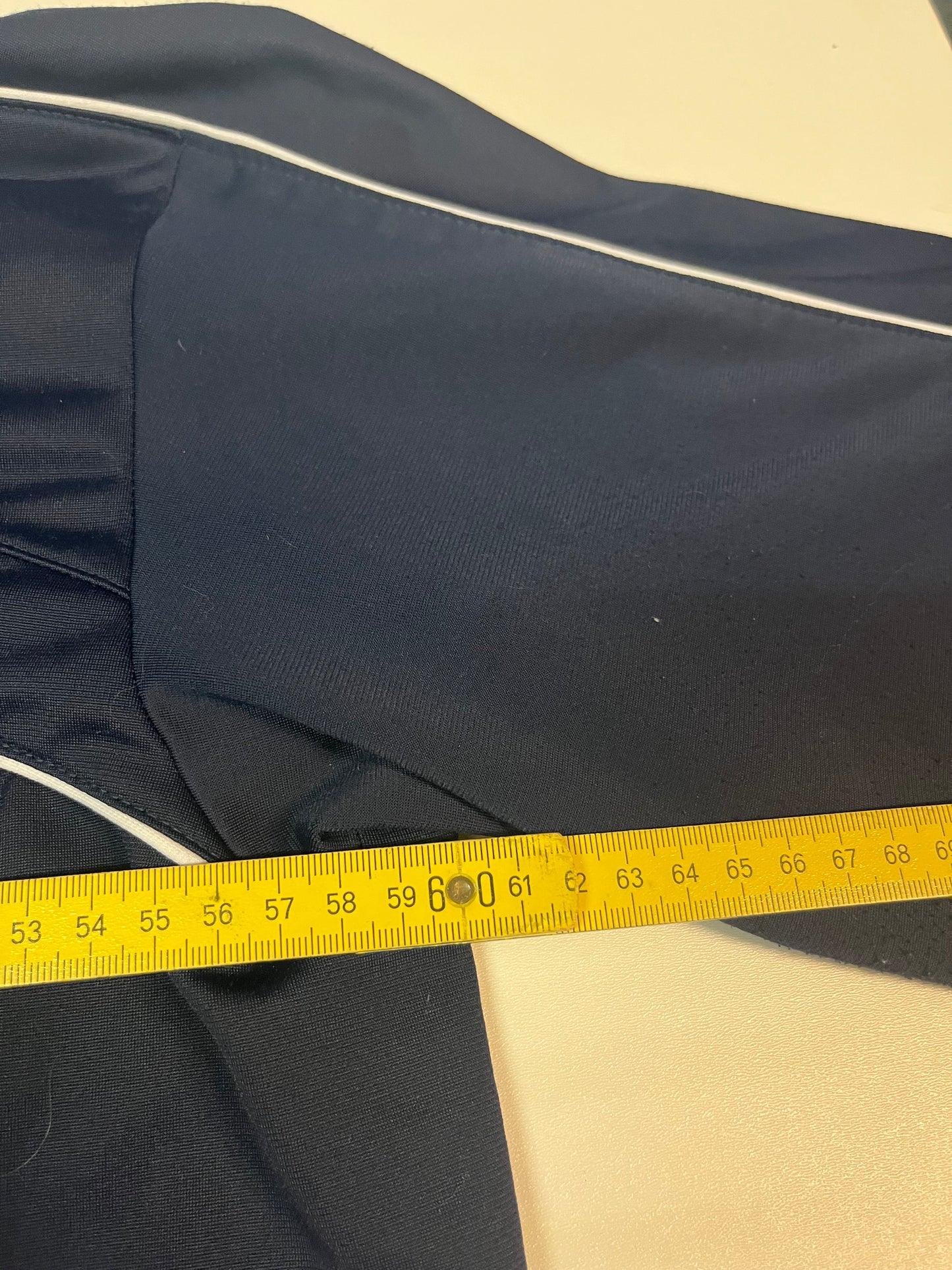 Entdecke unsere Vintage Track Pants von Nike und anderen Marken, erhältlich bei Valuxery.de - Dein Shop für trendige Vintage - Kleidung. Unsere Track Pants sind aus hochwertigen Materialien und