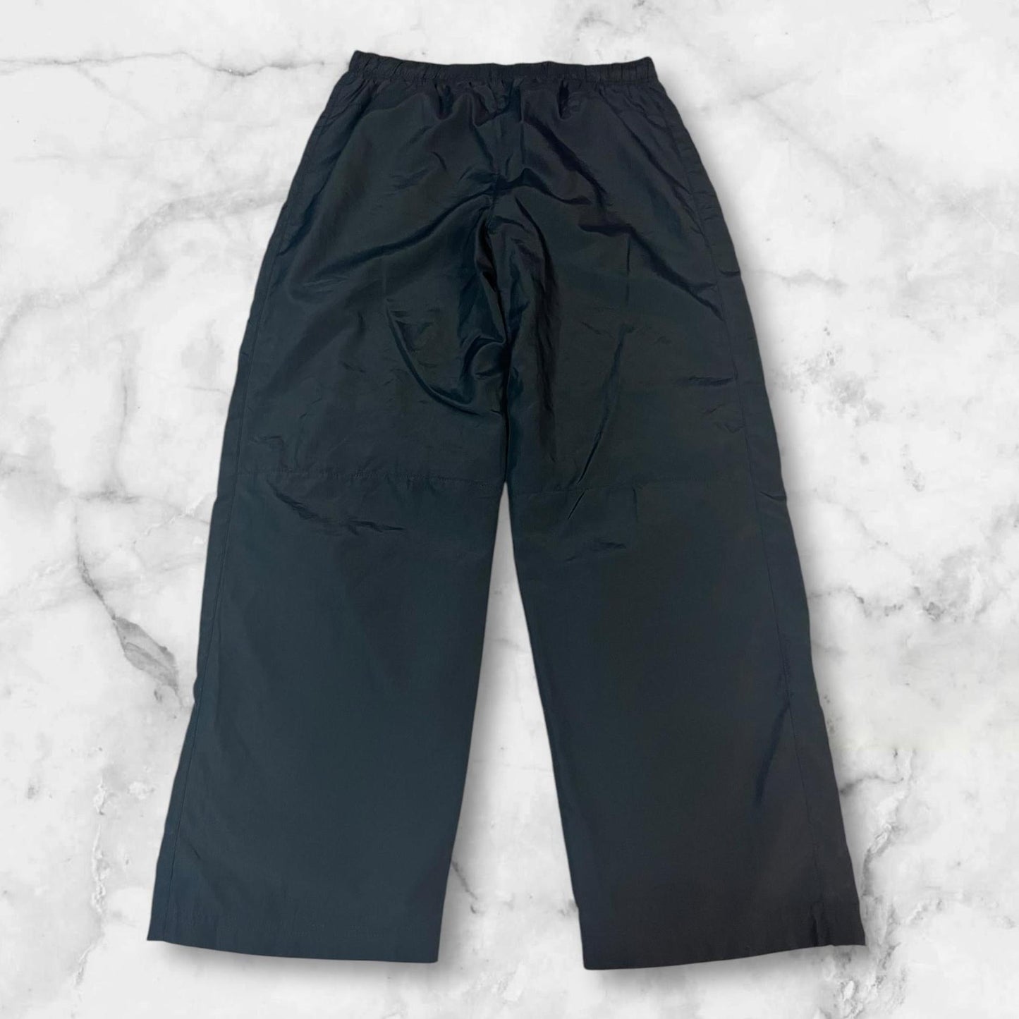 Entdecke unsere Vintage Track Pants von Nike und anderen Marken, erhältlich bei Valuxery.de - Dein Shop für trendige Vintage - Kleidung. Unsere Track Pants sind aus hochwertigen Materialien und