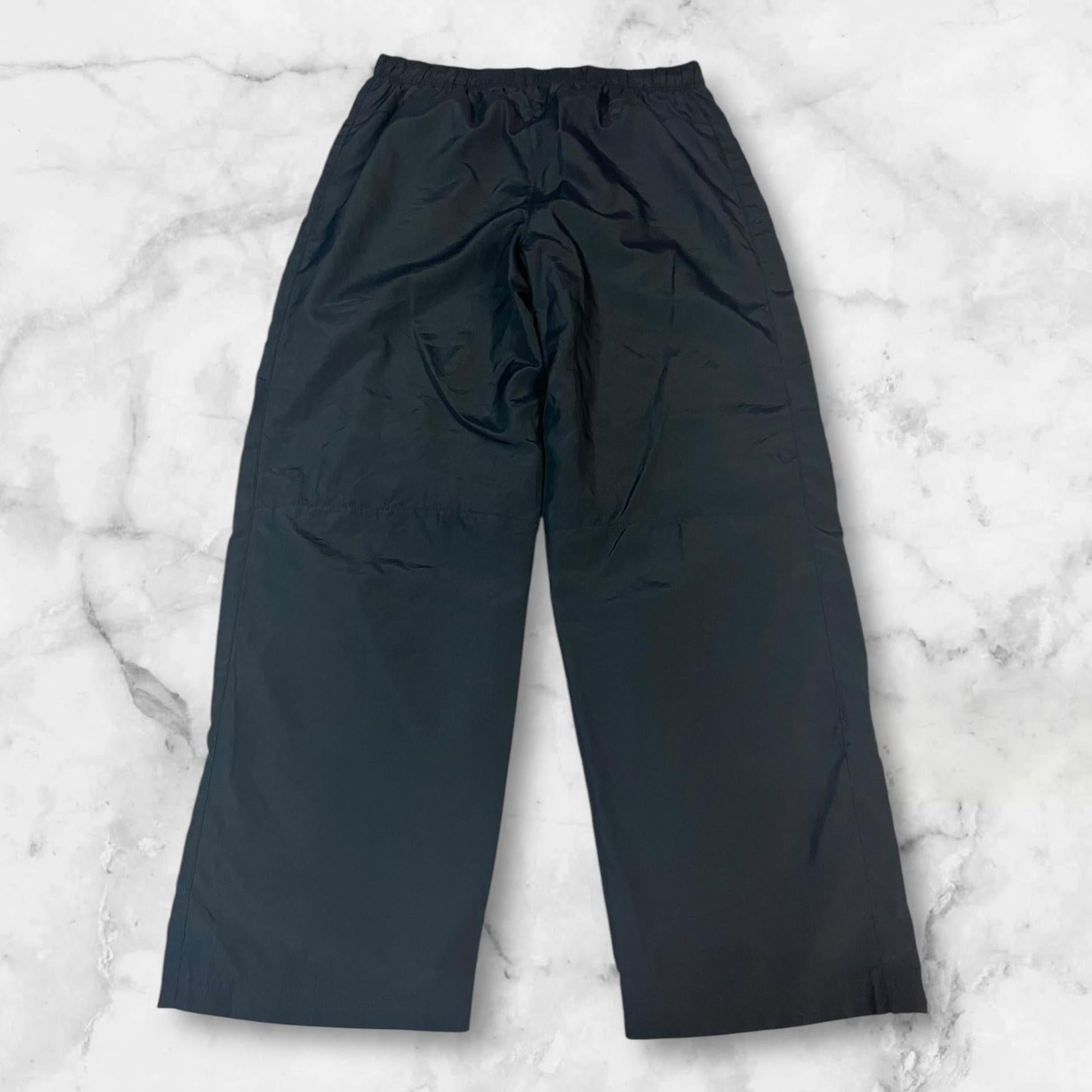 Entdecke unsere Vintage Track Pants von Nike und anderen Marken, erhältlich bei Valuxery.de - Dein Shop für trendige Vintage - Kleidung. Unsere Track Pants sind aus hochwertigen Materialien und