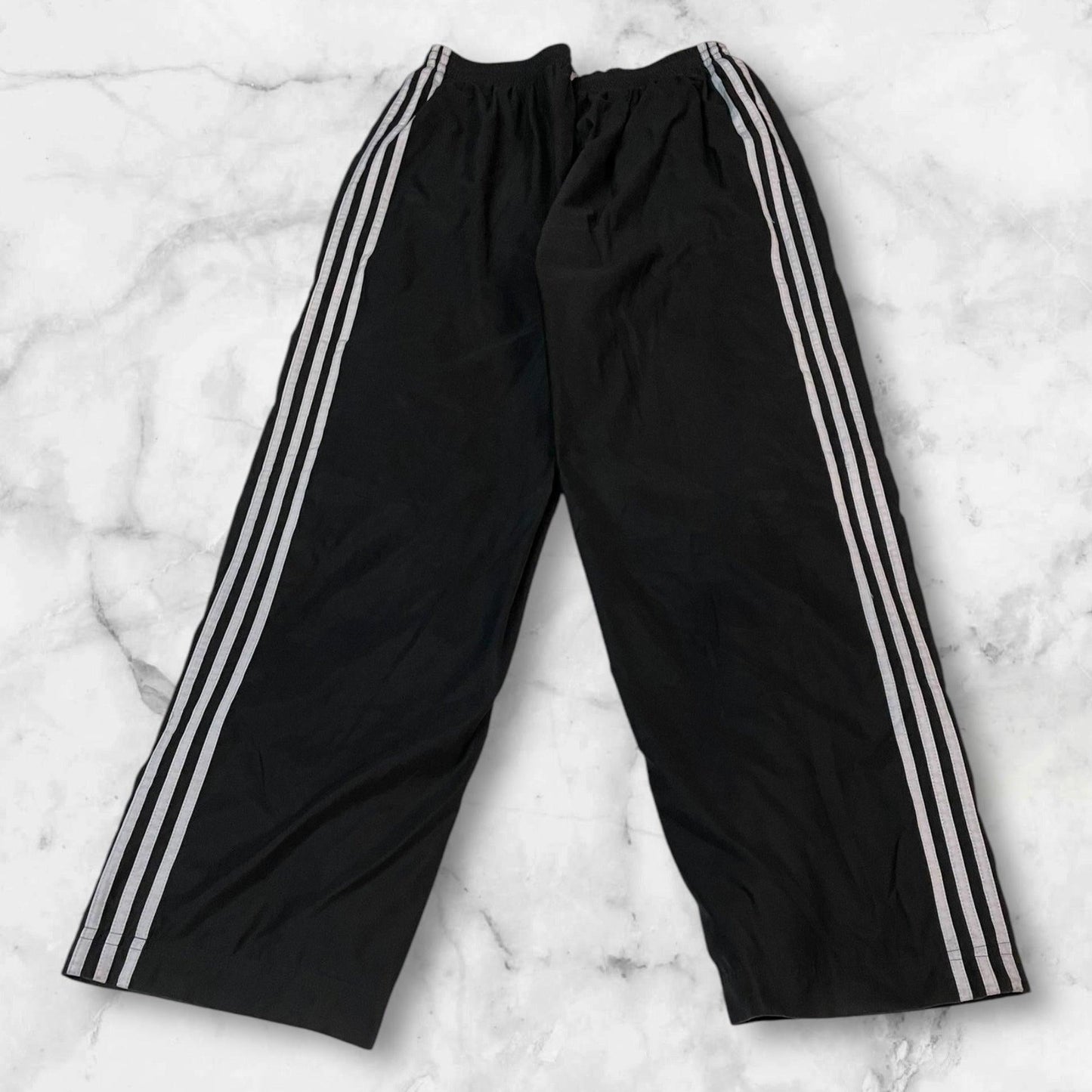 Entdecke unsere Vintage Track Pants von Nike und anderen Marken, erhältlich bei Valuxery.de - Dein Shop für trendige Vintage - Kleidung. Unsere Track Pants sind aus hochwertigen Materialien und