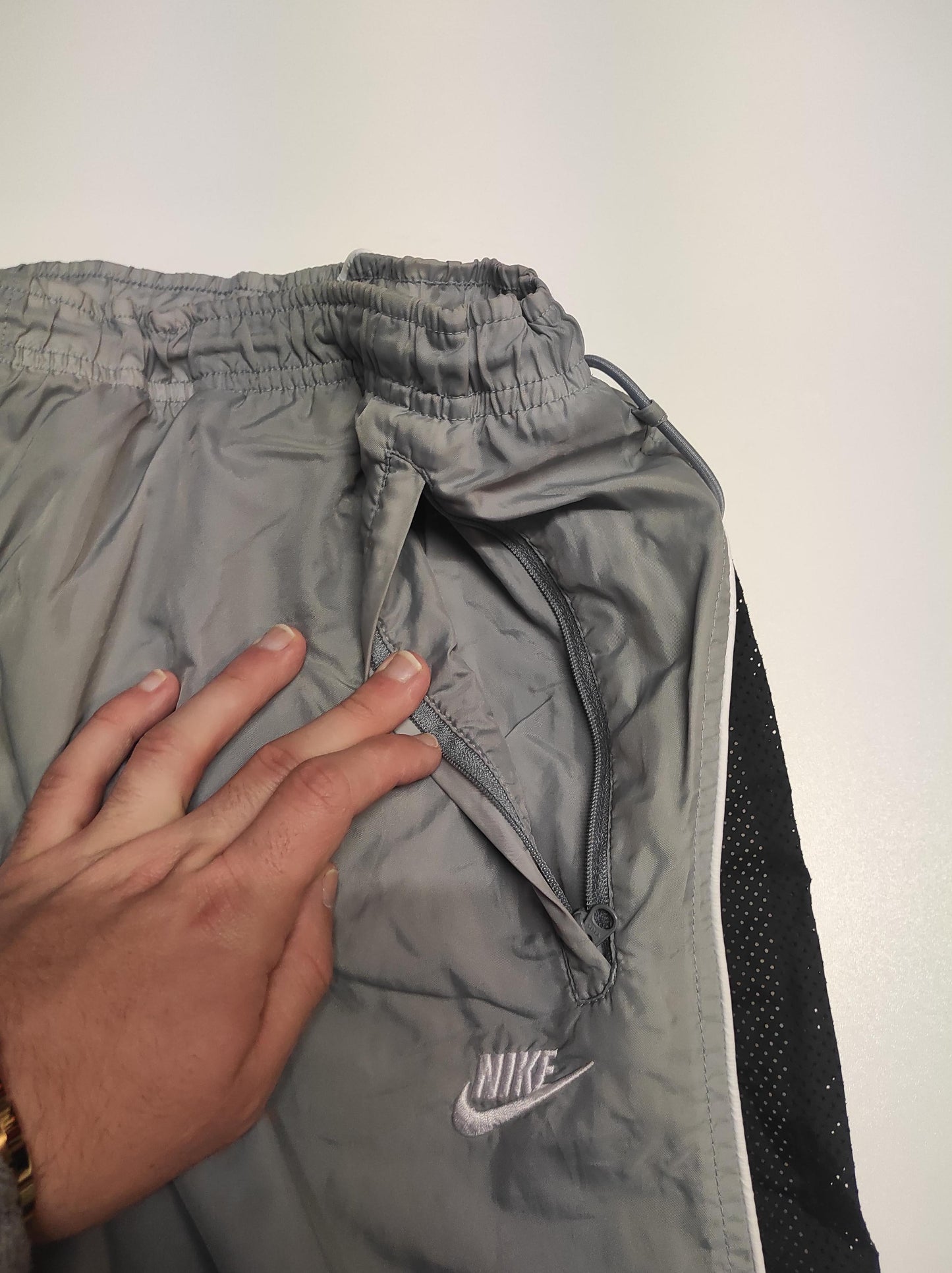 Entdecke unsere Vintage Track Pants von Nike und anderen Marken, erhältlich bei Valuxery.de - Dein Shop für trendige Vintage - Kleidung. Unsere Track Pants sind aus hochwertigen Materialien und