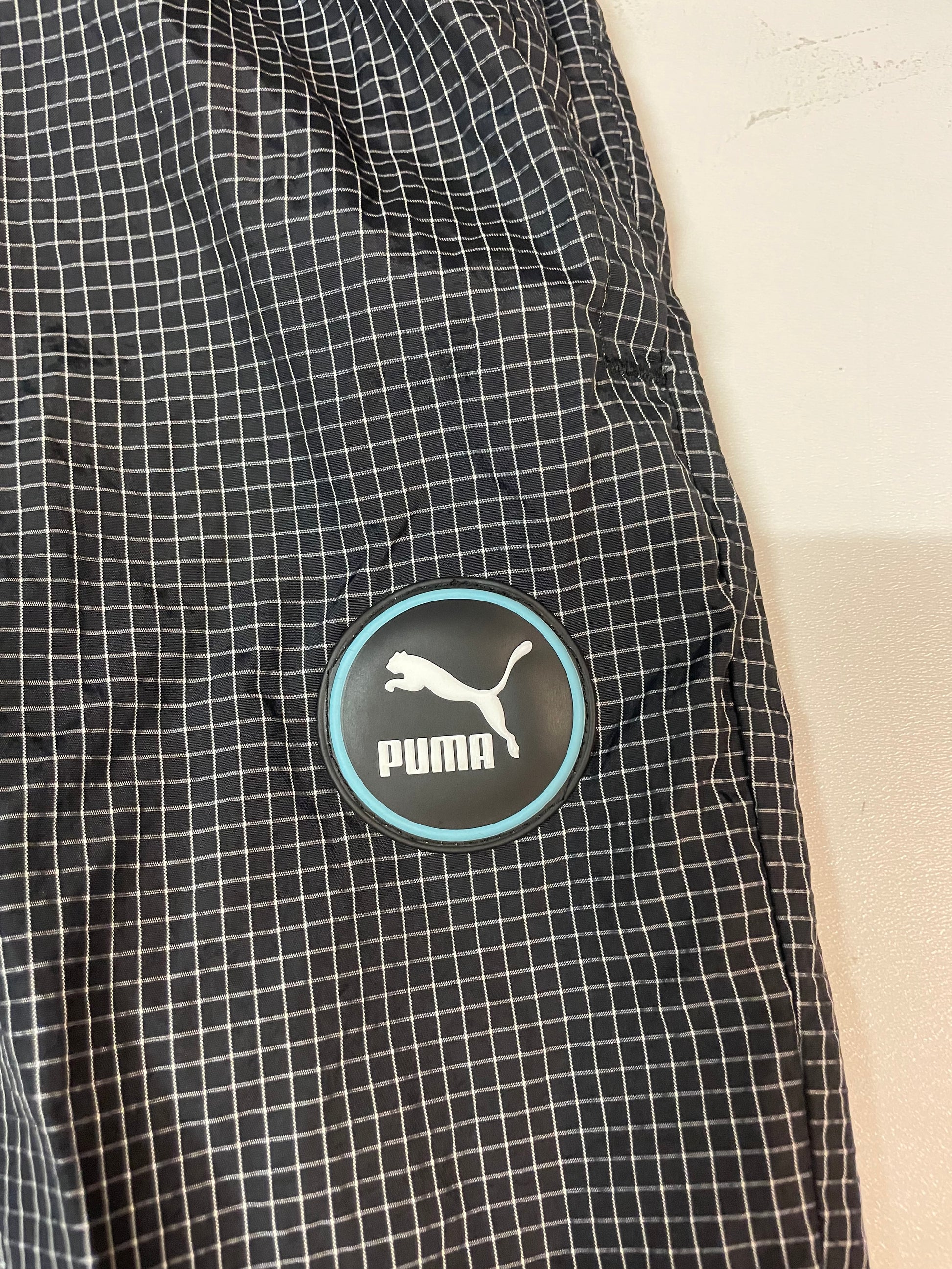 Entdecke unsere Vintage Track Pants von Nike und anderen Marken, erhältlich bei Valuxery.de - Dein Shop für trendige Vintage - Kleidung. Unsere Track Pants sind aus hochwertigen Materialien und