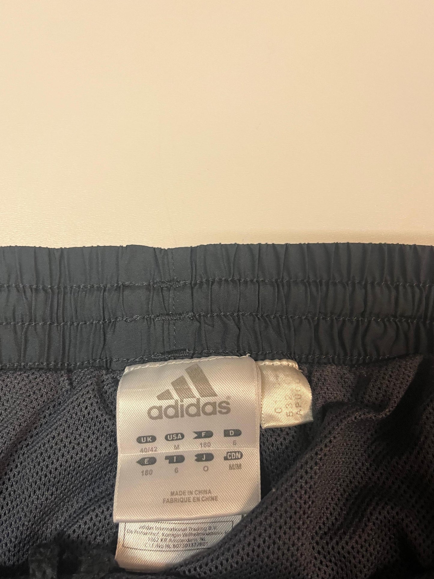 Entdecke unsere Vintage Track Pants von Nike und anderen Marken, erhältlich bei Valuxery.de - Dein Shop für trendige Vintage - Kleidung. Unsere Track Pants sind aus hochwertigen Materialien und