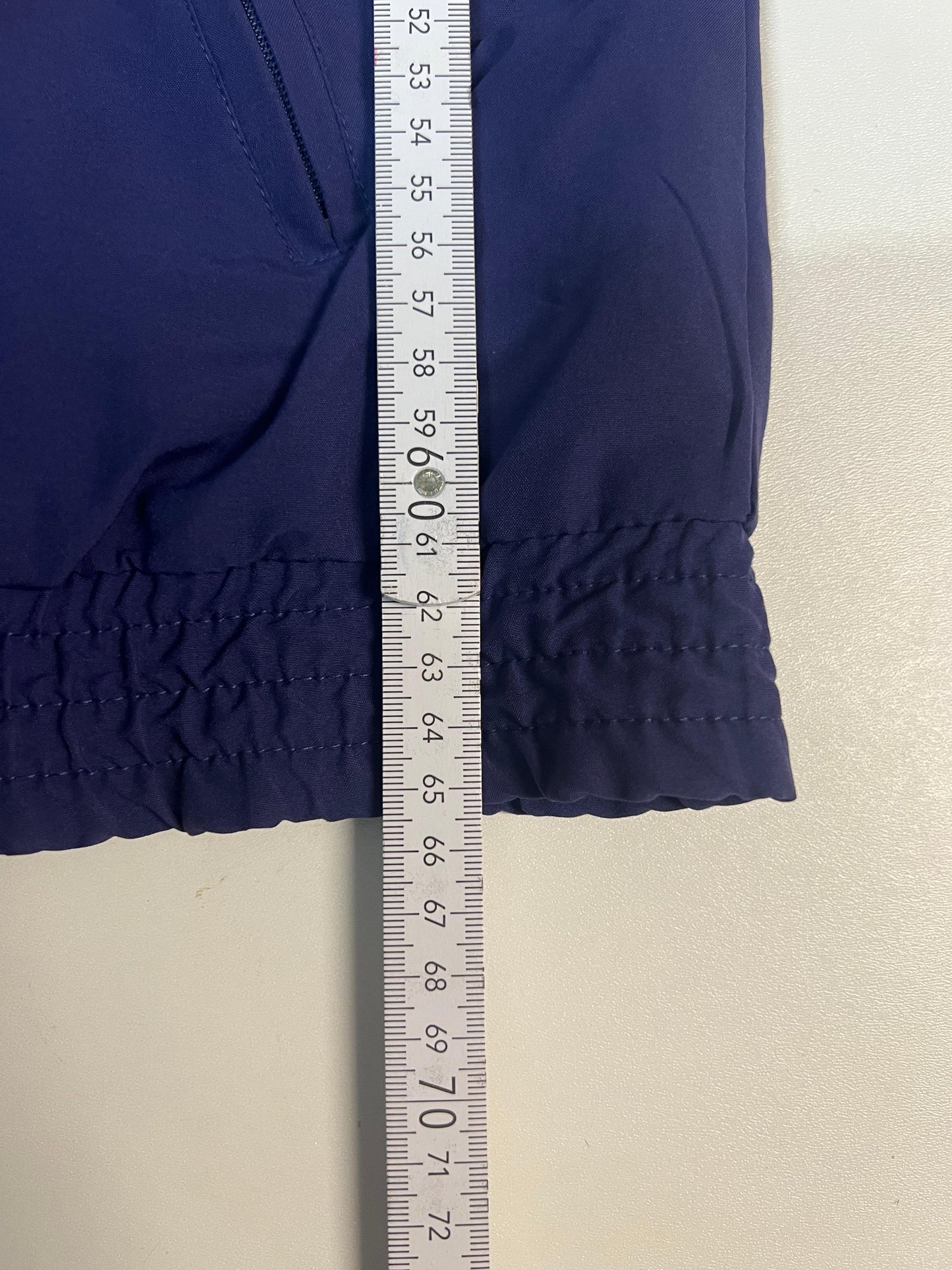 Entdecke unsere Vintage Track Pants von Nike und anderen Marken, erhältlich bei Valuxery.de - Dein Shop für trendige Vintage - Kleidung. Unsere Track Pants sind aus hochwertigen Materialien und