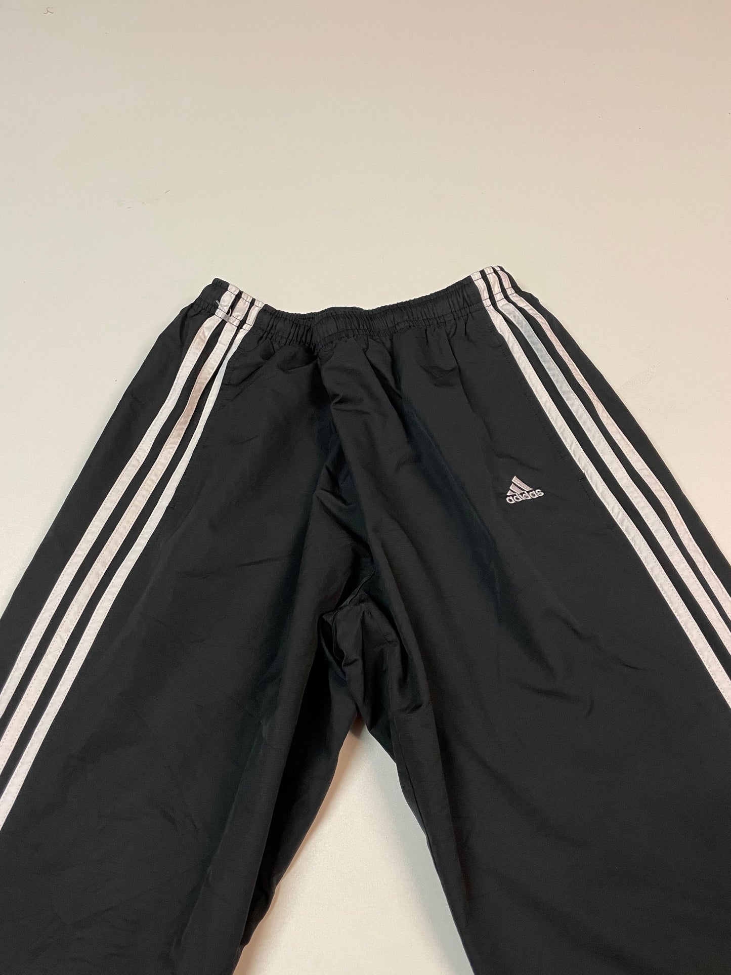 Entdecke unsere Vintage Track Pants von Nike und anderen Marken, erhältlich bei Valuxery.de - Dein Shop für trendige Vintage - Kleidung. Unsere Track Pants sind aus hochwertigen Materialien und