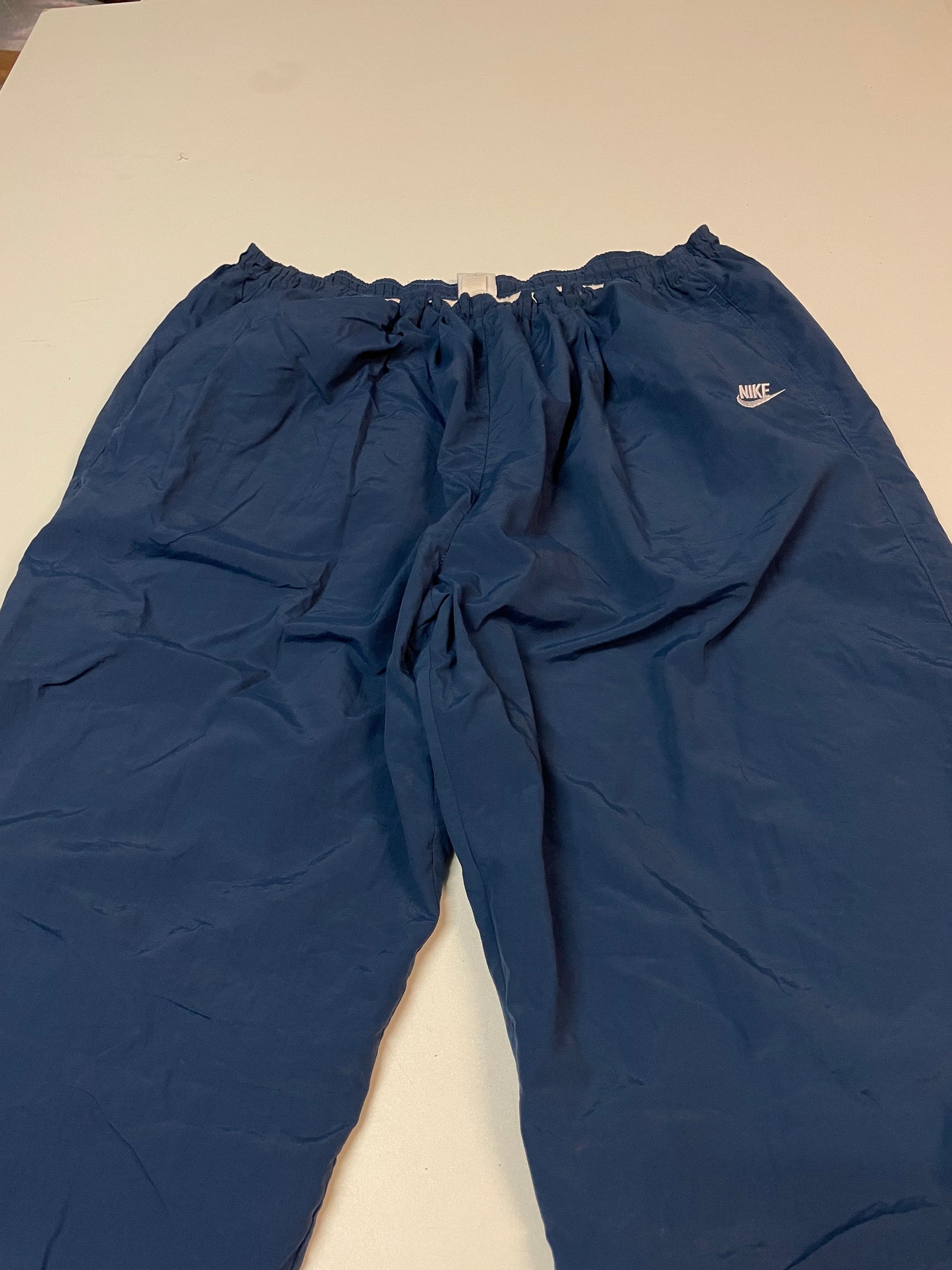 Entdecke unsere Vintage Track Pants von Nike und anderen Marken, erhältlich bei Valuxery.de - Dein Shop für trendige Vintage - Kleidung. Unsere Track Pants sind aus hochwertigen Materialien und