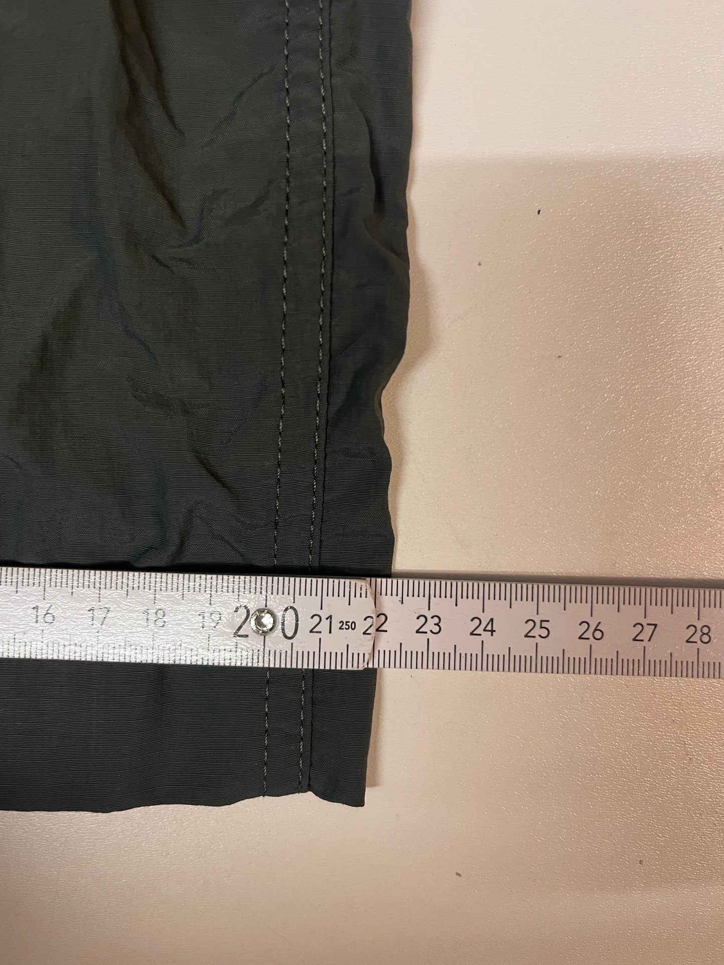 Entdecke unsere Vintage Track Pants von Nike und anderen Marken, erhältlich bei Valuxery.de - Dein Shop für trendige Vintage - Kleidung. Unsere Track Pants sind aus hochwertigen Materialien und