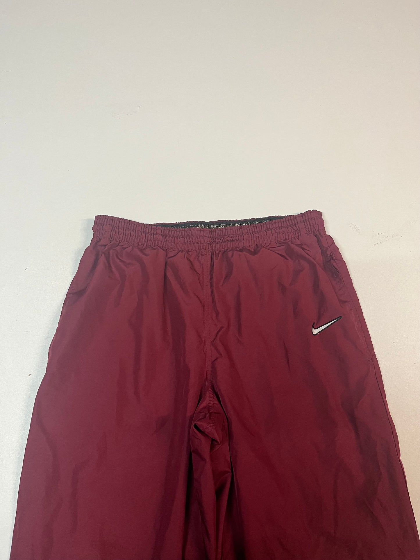 Entdecke unsere Vintage Track Pants von Nike und anderen Marken, erhältlich bei Valuxery.de - Dein Shop für trendige Vintage - Kleidung. Unsere Track Pants sind aus hochwertigen Materialien und