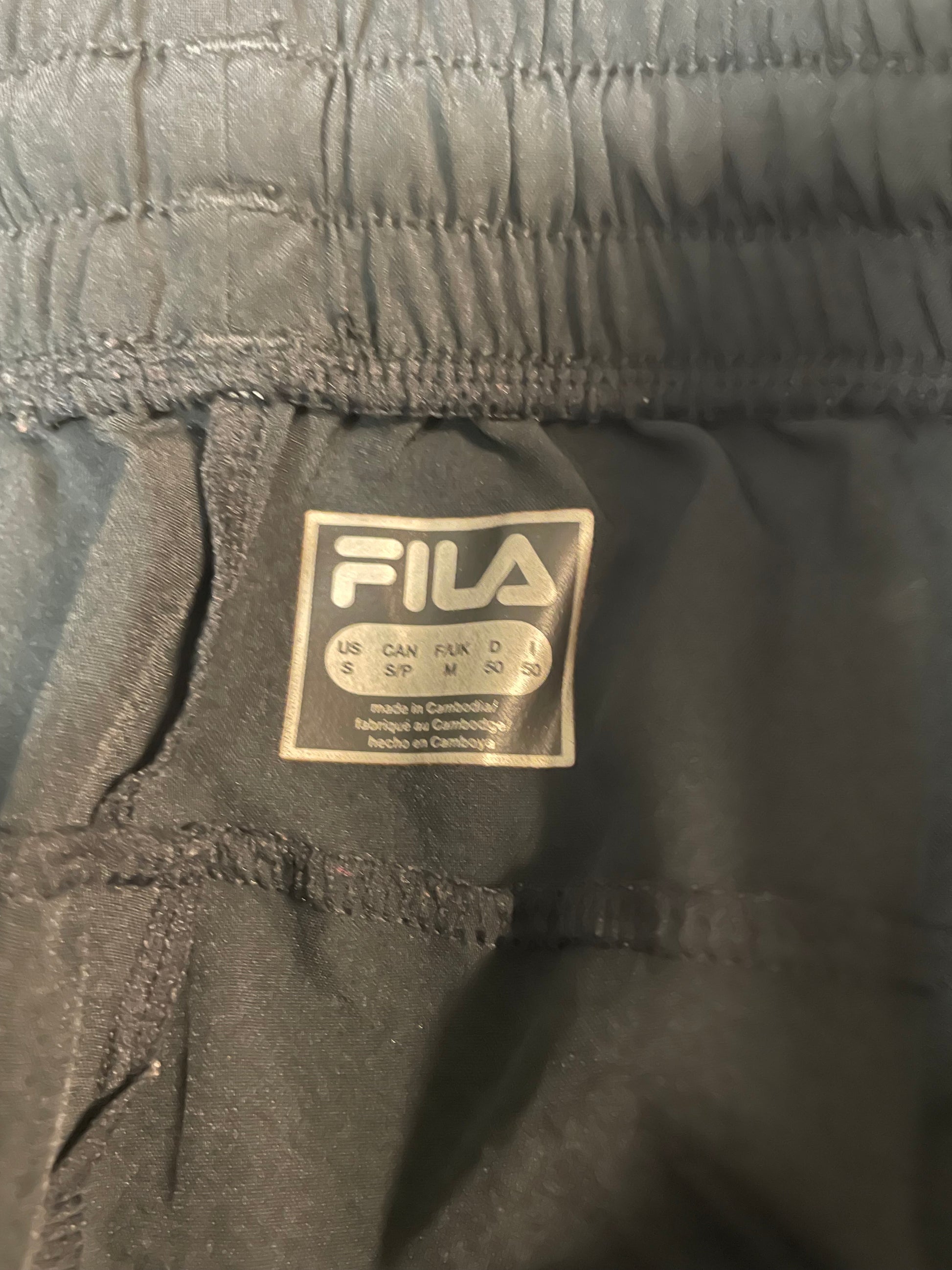 Entdecke unsere Vintage Track Pants von Nike und anderen Marken, erhältlich bei Valuxery.de - Dein Shop für trendige Vintage - Kleidung. Unsere Track Pants sind aus hochwertigen Materialien und