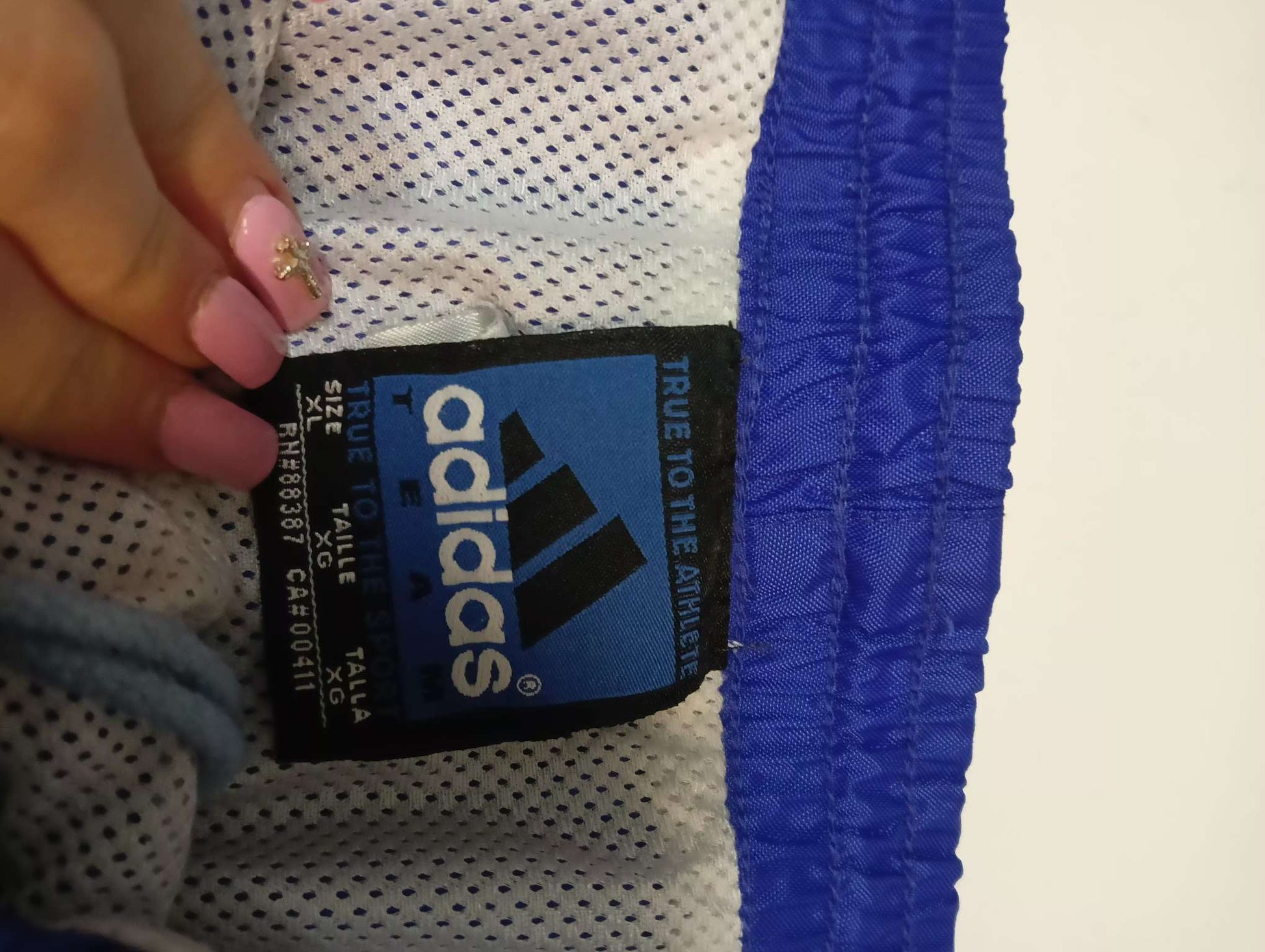 Entdecke unsere Vintage Track Pants von Nike und anderen Marken, erhältlich bei Valuxery.de - Dein Shop für trendige Vintage - Kleidung. Unsere Track Pants sind aus hochwertigen Materialien und