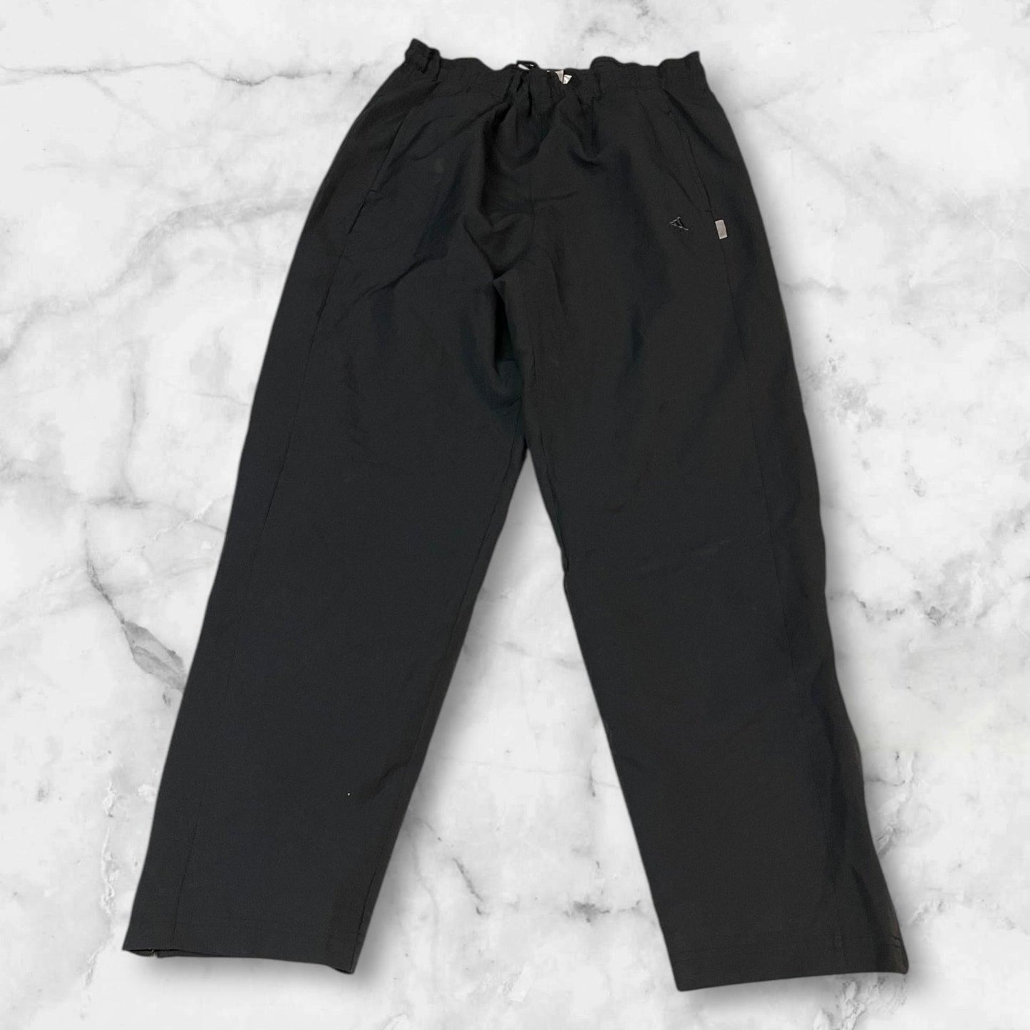 Entdecke unsere Vintage Track Pants von Nike und anderen Marken, erhältlich bei Valuxery.de - Dein Shop für trendige Vintage - Kleidung. Unsere Track Pants sind aus hochwertigen Materialien und