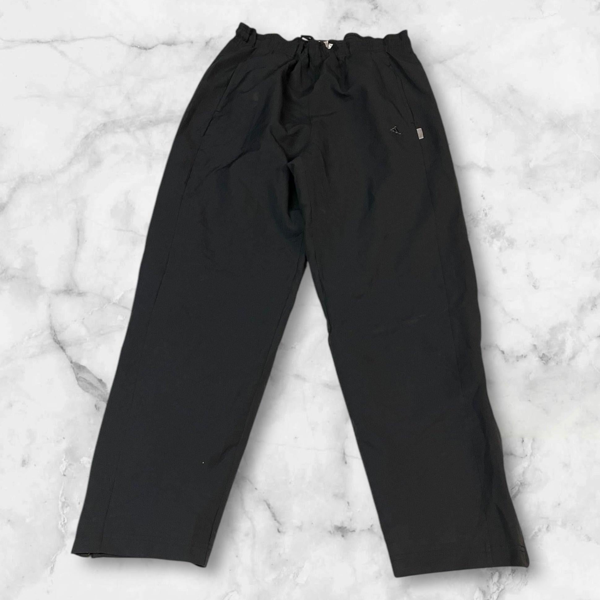 Entdecke unsere Vintage Track Pants von Nike und anderen Marken, erhältlich bei Valuxery.de - Dein Shop für trendige Vintage - Kleidung. Unsere Track Pants sind aus hochwertigen Materialien und