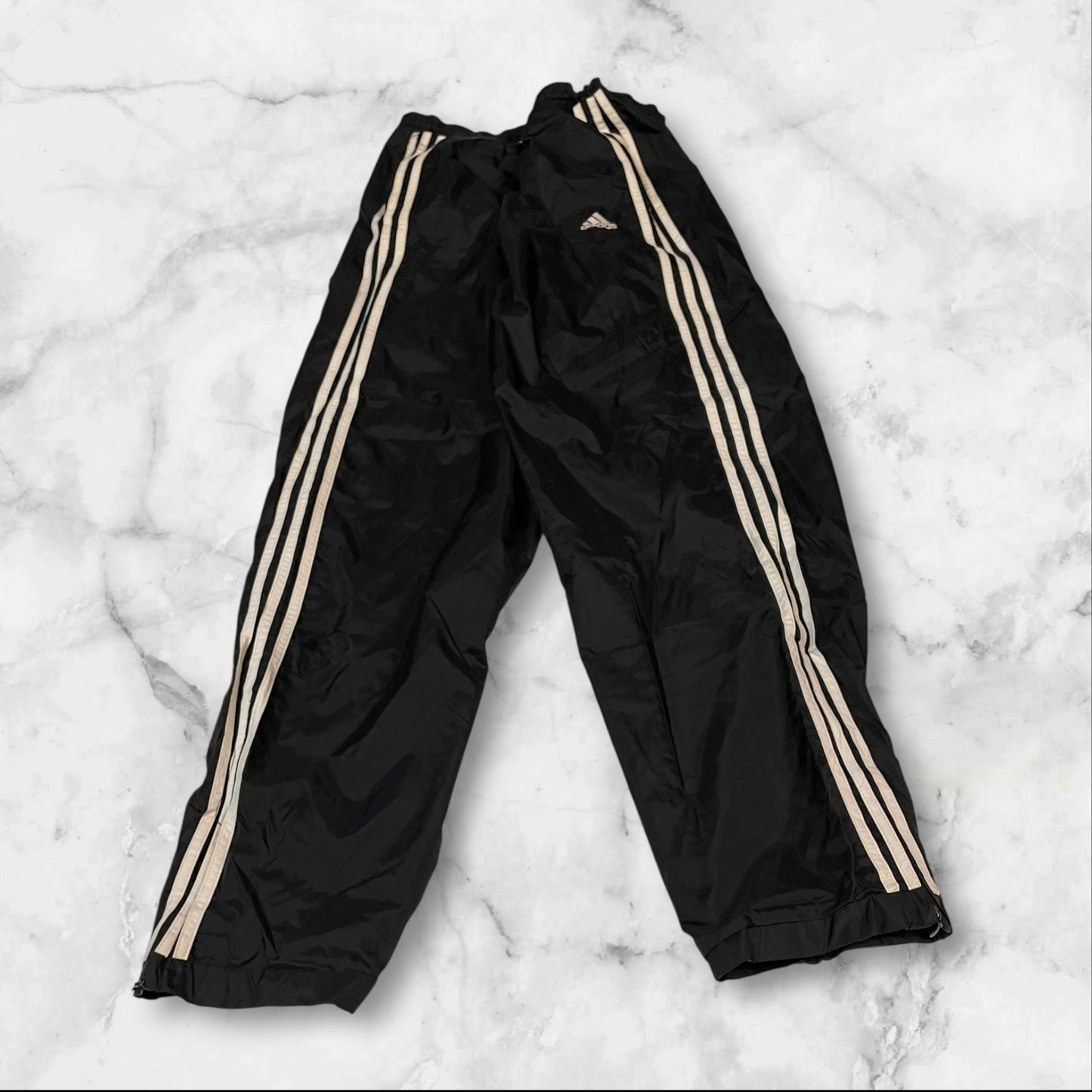 Entdecke unsere Vintage Track Pants von Nike und anderen Marken, erhältlich bei Valuxery.de - Dein Shop für trendige Vintage - Kleidung. Unsere Track Pants sind aus hochwertigen Materialien und