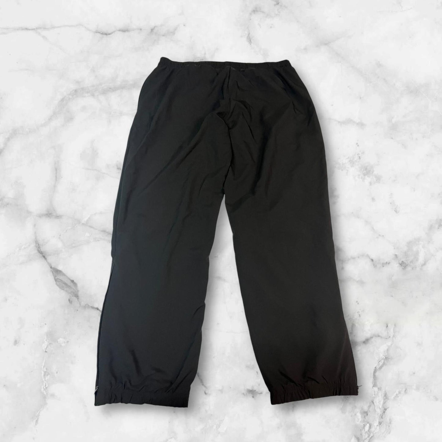 Entdecke unsere Vintage Track Pants von Nike und anderen Marken, erhältlich bei Valuxery.de - Dein Shop für trendige Vintage - Kleidung. Unsere Track Pants sind aus hochwertigen Materialien und