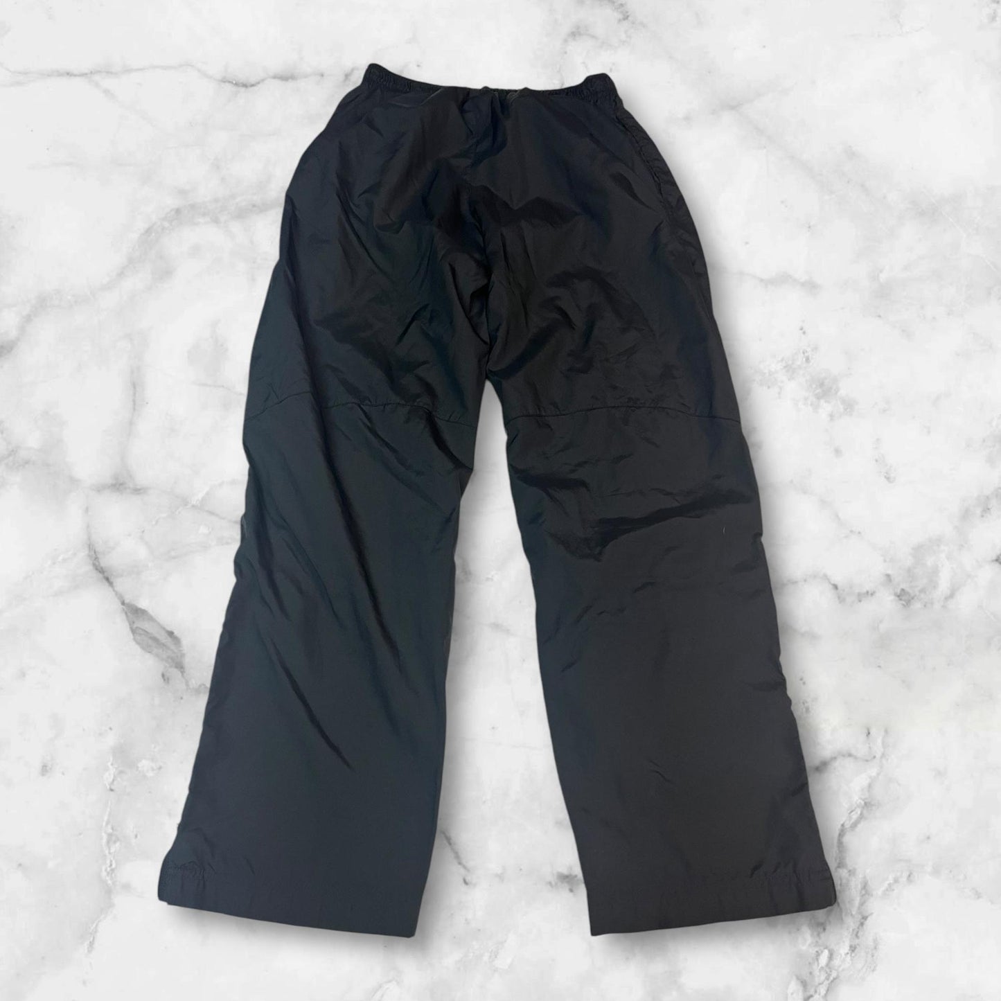Entdecke unsere Vintage Track Pants von Nike und anderen Marken, erhältlich bei Valuxery.de - Dein Shop für trendige Vintage - Kleidung. Unsere Track Pants sind aus hochwertigen Materialien und
