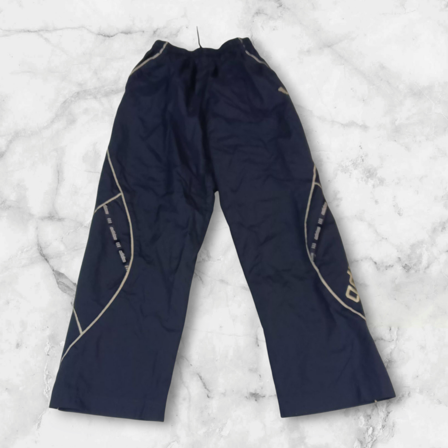 Entdecke unsere Vintage Track Pants von Nike und anderen Marken, erhältlich bei Valuxery.de - Dein Shop für trendige Vintage - Kleidung. Unsere Track Pants sind aus hochwertigen Materialien und