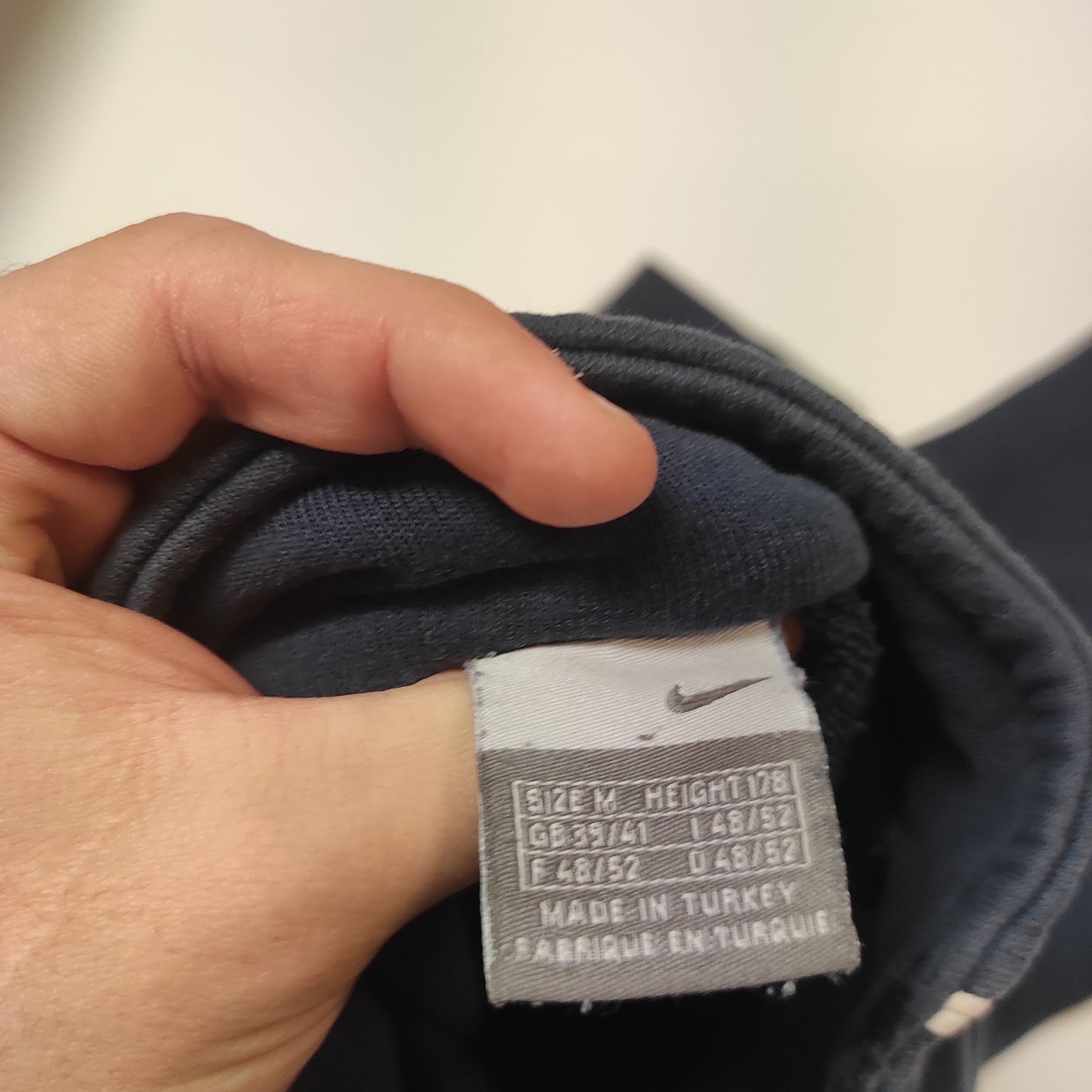 Entdecke unsere Vintage Track Pants von Nike und anderen Marken, erhältlich bei Valuxery.de - Dein Shop für trendige Vintage - Kleidung. Unsere Track Pants sind aus hochwertigen Materialien und