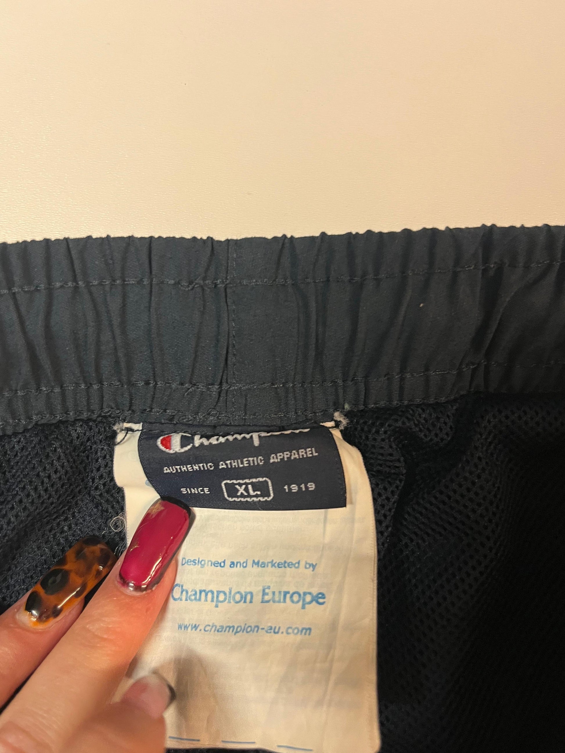 Entdecke unsere Vintage Track Pants von Nike und anderen Marken, erhältlich bei Valuxery.de - Dein Shop für trendige Vintage - Kleidung. Unsere Track Pants sind aus hochwertigen Materialien und