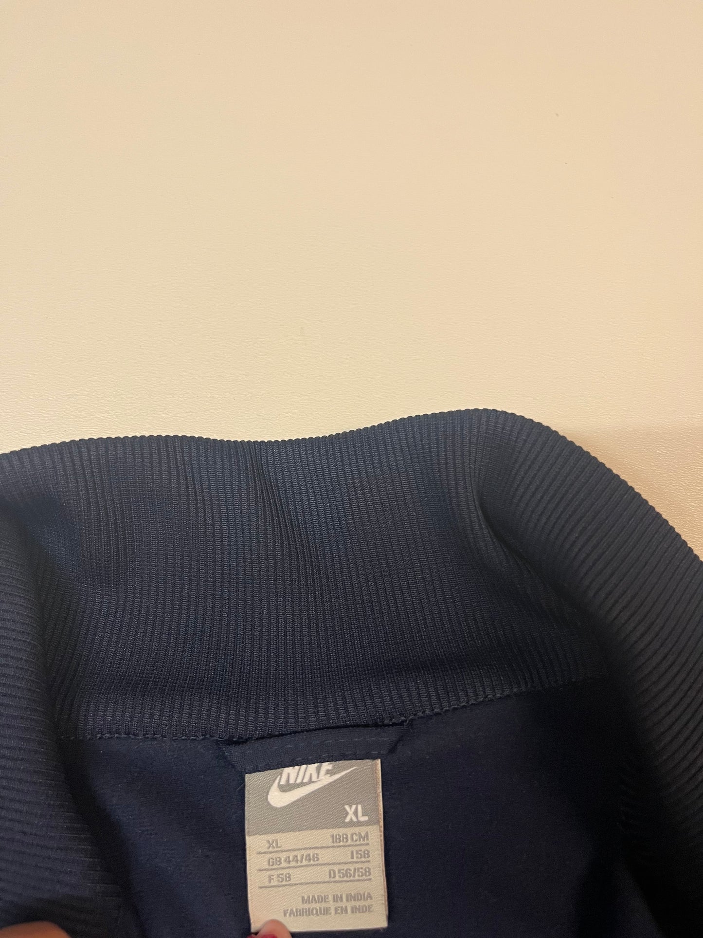 Entdecke unsere Vintage Track Pants von Nike und anderen Marken, erhältlich bei Valuxery.de - Dein Shop für trendige Vintage - Kleidung. Unsere Track Pants sind aus hochwertigen Materialien und