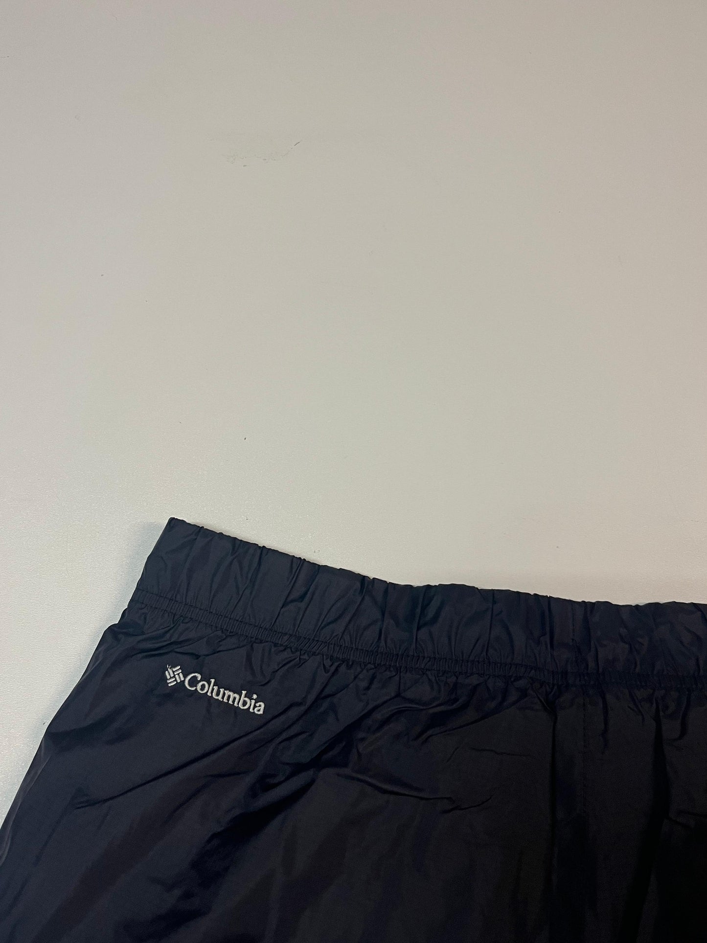 Entdecke unsere Vintage Track Pants von Nike und anderen Marken, erhältlich bei Valuxery.de - Dein Shop für trendige Vintage - Kleidung. Unsere Track Pants sind aus hochwertigen Materialien und