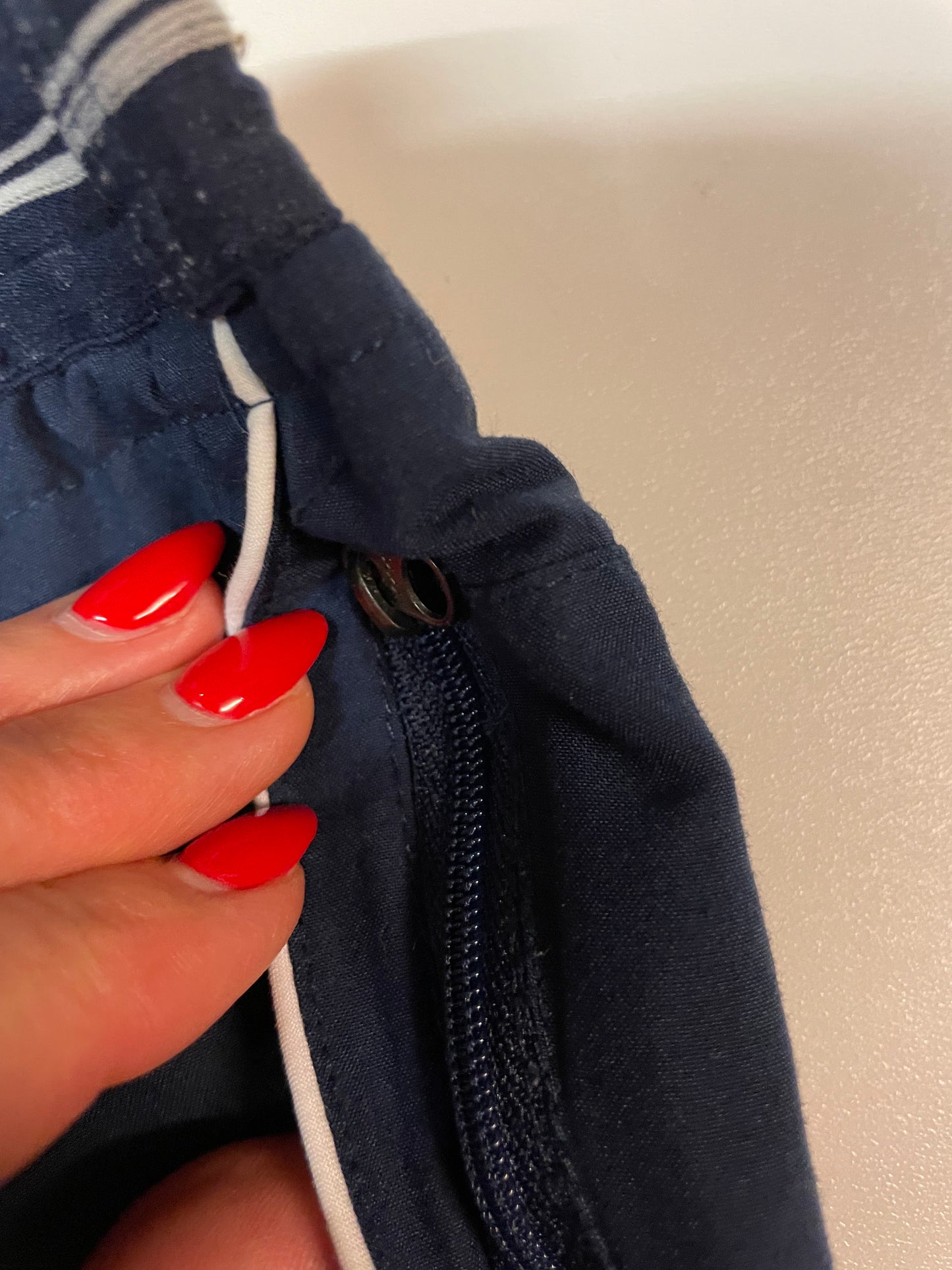 Entdecke unsere Vintage Track Pants von Nike und anderen Marken, erhältlich bei Valuxery.de - Dein Shop für trendige Vintage - Kleidung. Unsere Track Pants sind aus hochwertigen Materialien und