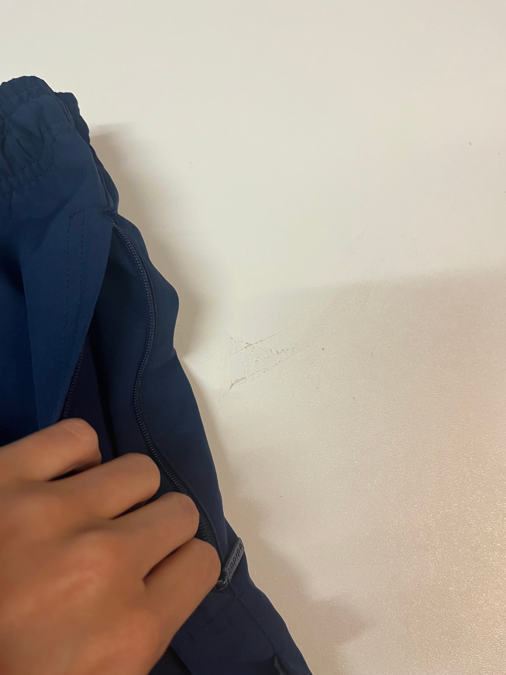 Entdecke unsere Vintage Track Pants von Nike und anderen Marken, erhältlich bei Valuxery.de - Dein Shop für trendige Vintage - Kleidung. Unsere Track Pants sind aus hochwertigen Materialien und