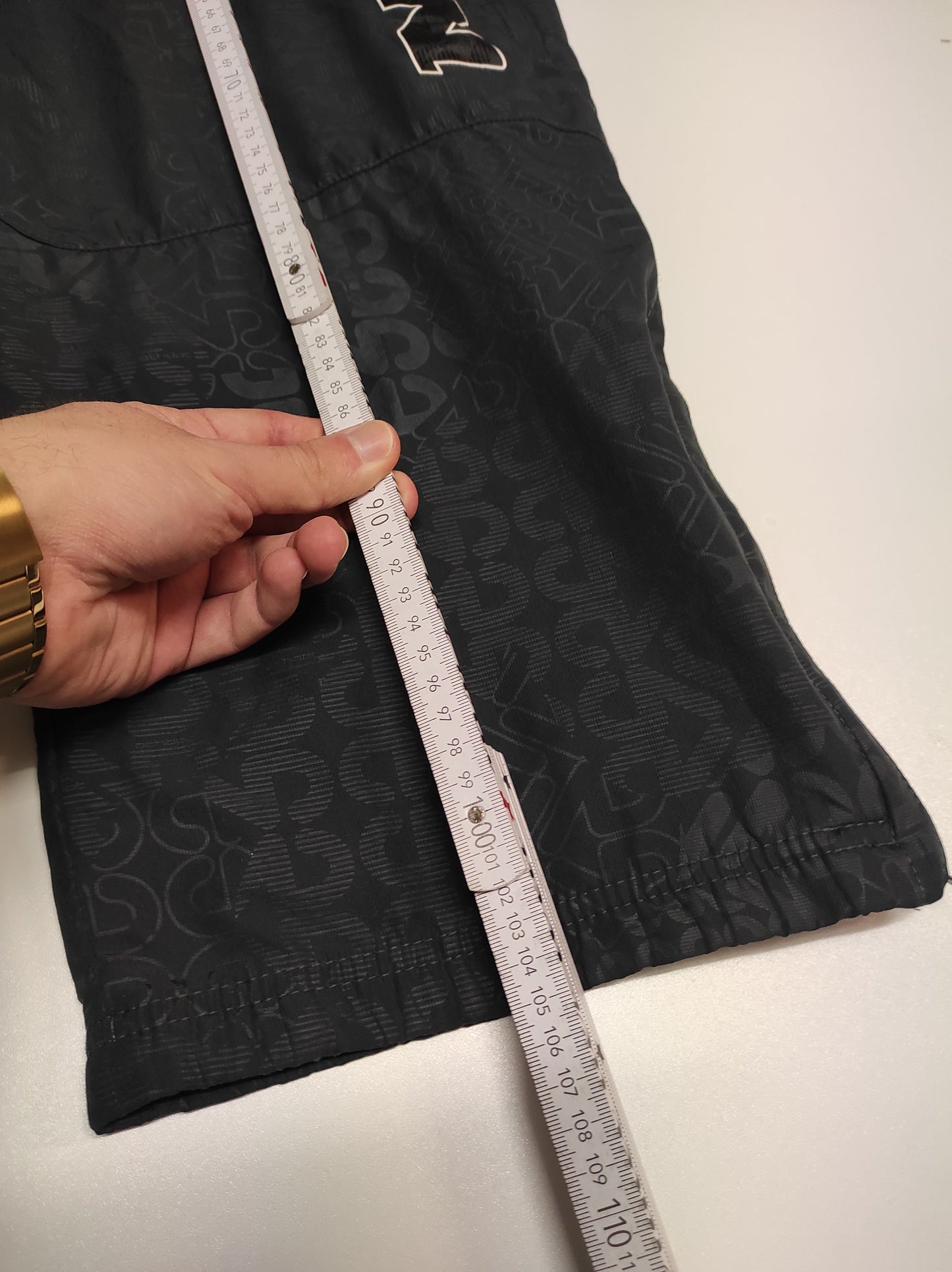 Entdecke unsere Vintage Track Pants von Nike und anderen Marken, erhältlich bei Valuxery.de - Dein Shop für trendige Vintage - Kleidung. Unsere Track Pants sind aus hochwertigen Materialien und