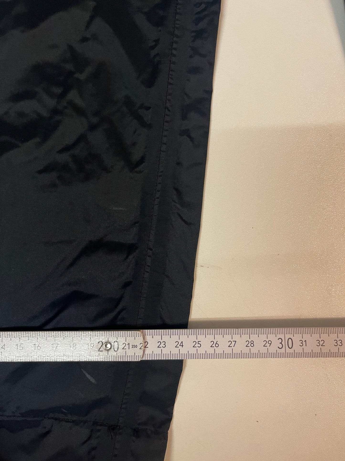 Entdecke unsere Vintage Track Pants von Nike und anderen Marken, erhältlich bei Valuxery.de - Dein Shop für trendige Vintage - Kleidung. Unsere Track Pants sind aus hochwertigen Materialien und