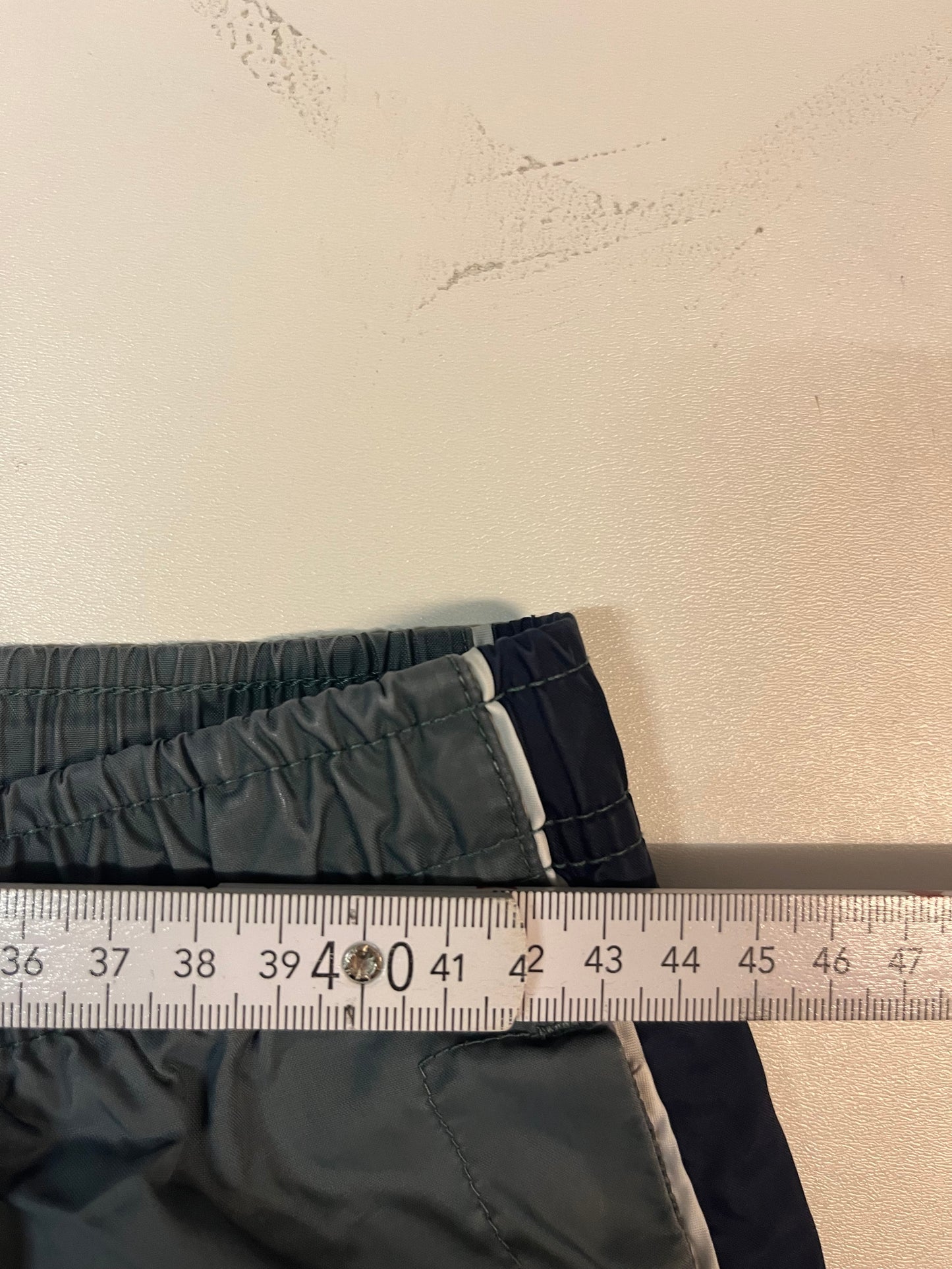 Entdecke unsere Vintage Track Pants von Nike und anderen Marken, erhältlich bei Valuxery.de - Dein Shop für trendige Vintage - Kleidung. Unsere Track Pants sind aus hochwertigen Materialien und