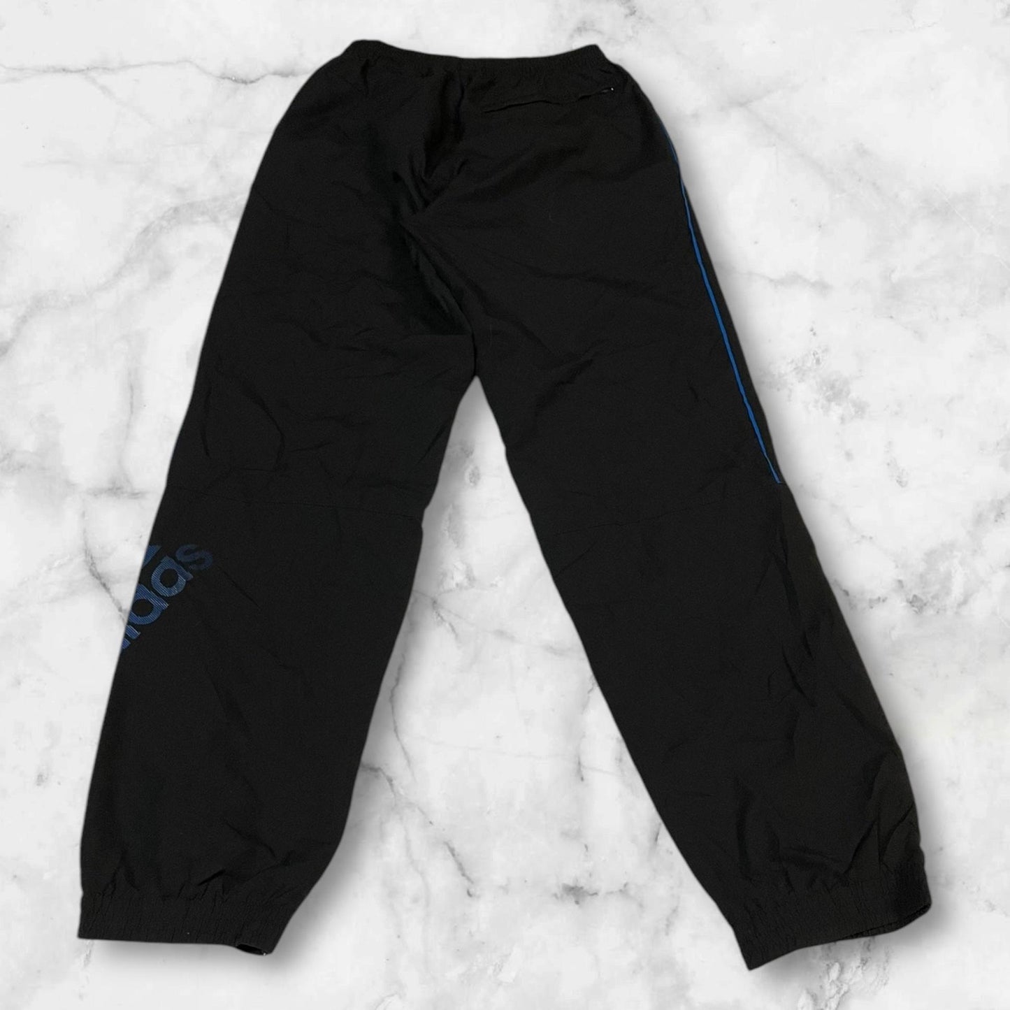 Entdecke unsere Vintage Track Pants von Nike und anderen Marken, erhältlich bei Valuxery.de - Dein Shop für trendige Vintage - Kleidung. Unsere Track Pants sind aus hochwertigen Materialien und