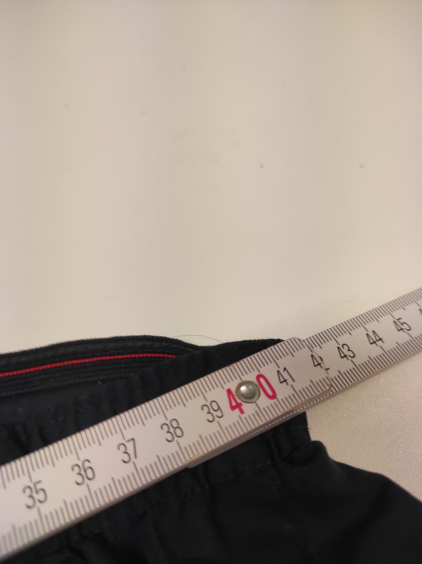 Entdecke unsere Vintage Track Pants von Nike und anderen Marken, erhältlich bei Valuxery.de - Dein Shop für trendige Vintage - Kleidung. Unsere Track Pants sind aus hochwertigen Materialien und