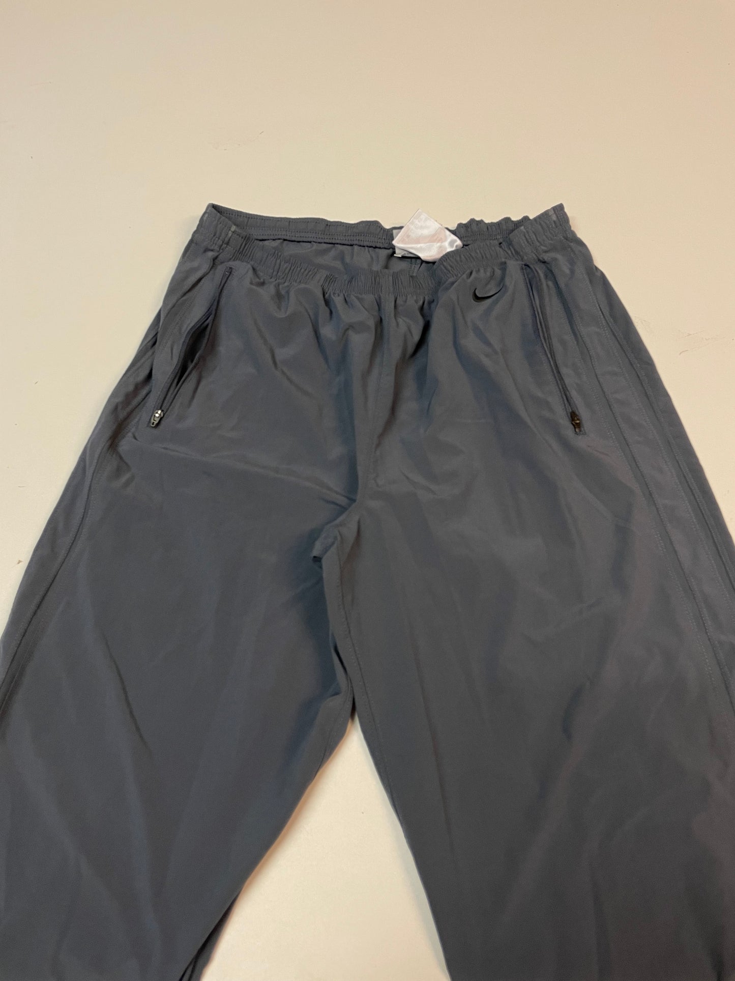 Entdecke unsere Vintage Track Pants von Nike und anderen Marken, erhältlich bei Valuxery.de - Dein Shop für trendige Vintage - Kleidung. Unsere Track Pants sind aus hochwertigen Materialien und