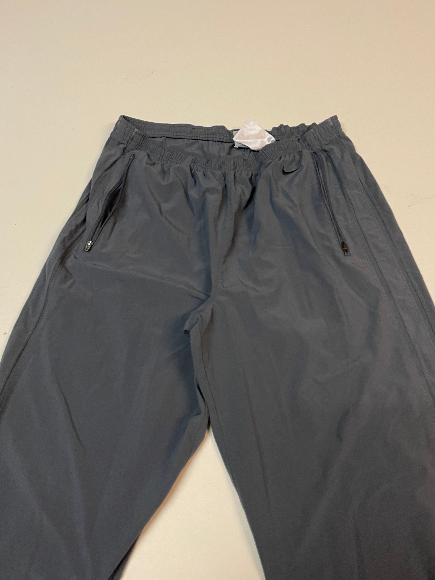 Entdecke unsere Vintage Track Pants von Nike und anderen Marken, erhältlich bei Valuxery.de - Dein Shop für trendige Vintage - Kleidung. Unsere Track Pants sind aus hochwertigen Materialien und