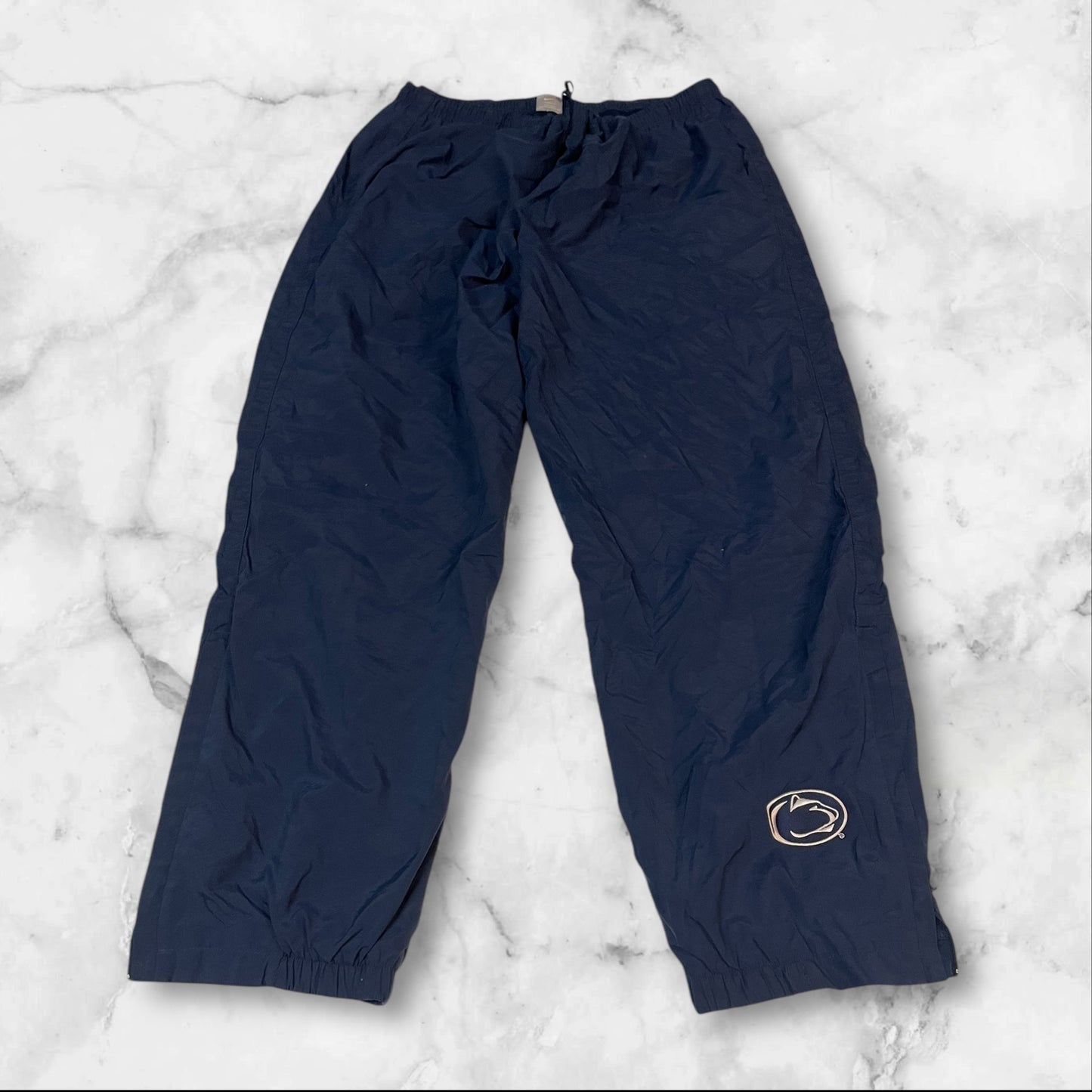Entdecke unsere Vintage Track Pants von Nike und anderen Marken, erhältlich bei Valuxery.de - Dein Shop für trendige Vintage - Kleidung. Unsere Track Pants sind aus hochwertigen Materialien und