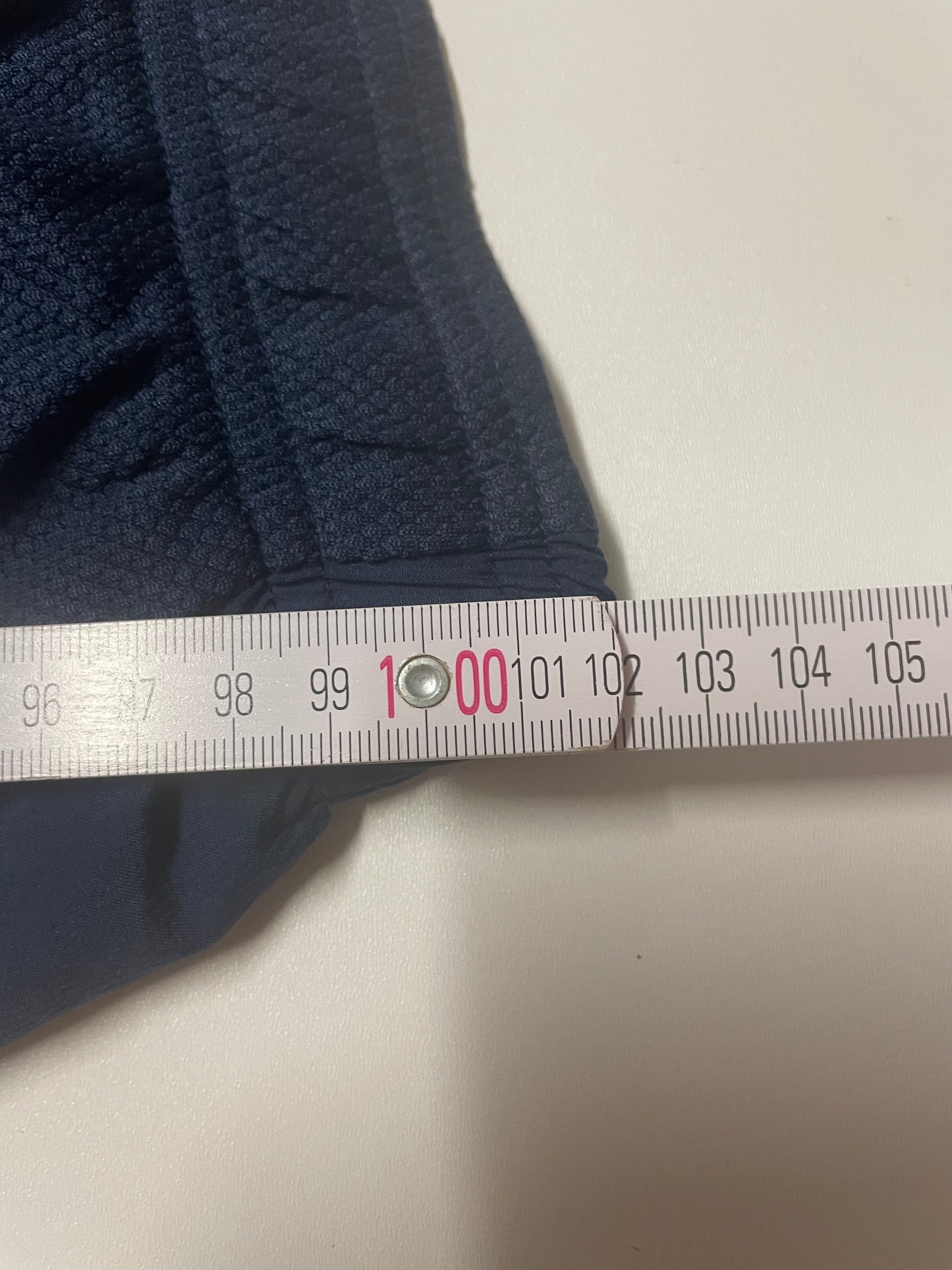 Entdecke unsere Vintage Track Pants von Nike und anderen Marken, erhältlich bei Valuxery.de - Dein Shop für trendige Vintage - Kleidung. Unsere Track Pants sind aus hochwertigen Materialien und